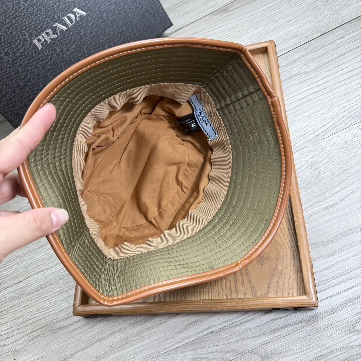 。Prada。夏季新品渔夫帽！真的是经典中的NO.1，绝美的颜色非常好搭配，不管是酷飒的风格还是温婉的长