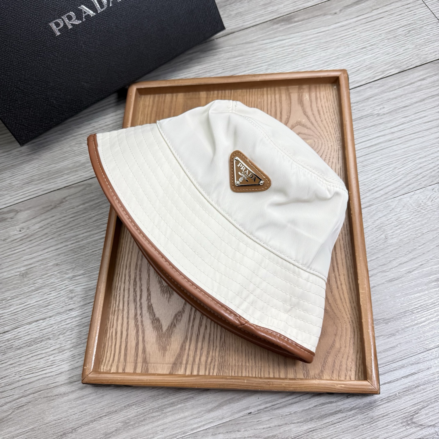 。Prada。夏季新品渔夫帽！真的是经典中的NO.1，绝美的颜色非常好搭配，不管是酷飒的风格还是温婉的长