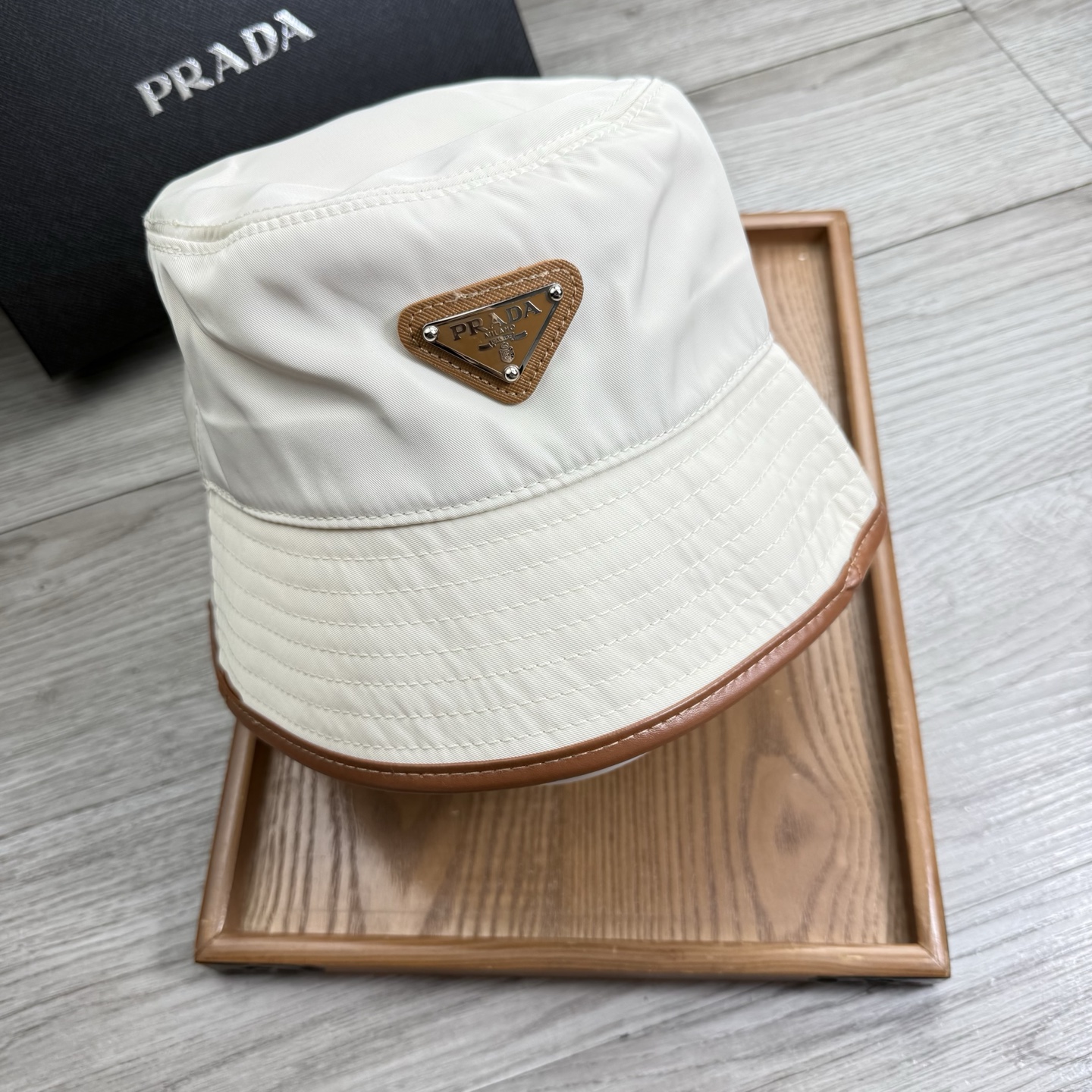 。Prada。夏季新品渔夫帽！真的是经典中的NO.1，绝美的颜色非常好搭配，不管是酷飒的风格还是温婉的长