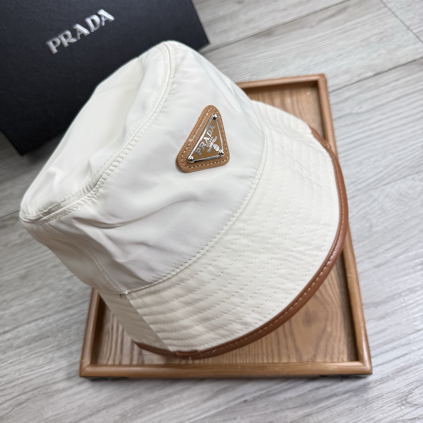 。Prada。夏季新品渔夫帽！真的是经典中的NO.1，绝美的颜色非常好搭配，不管是酷飒的风格还是温婉的长