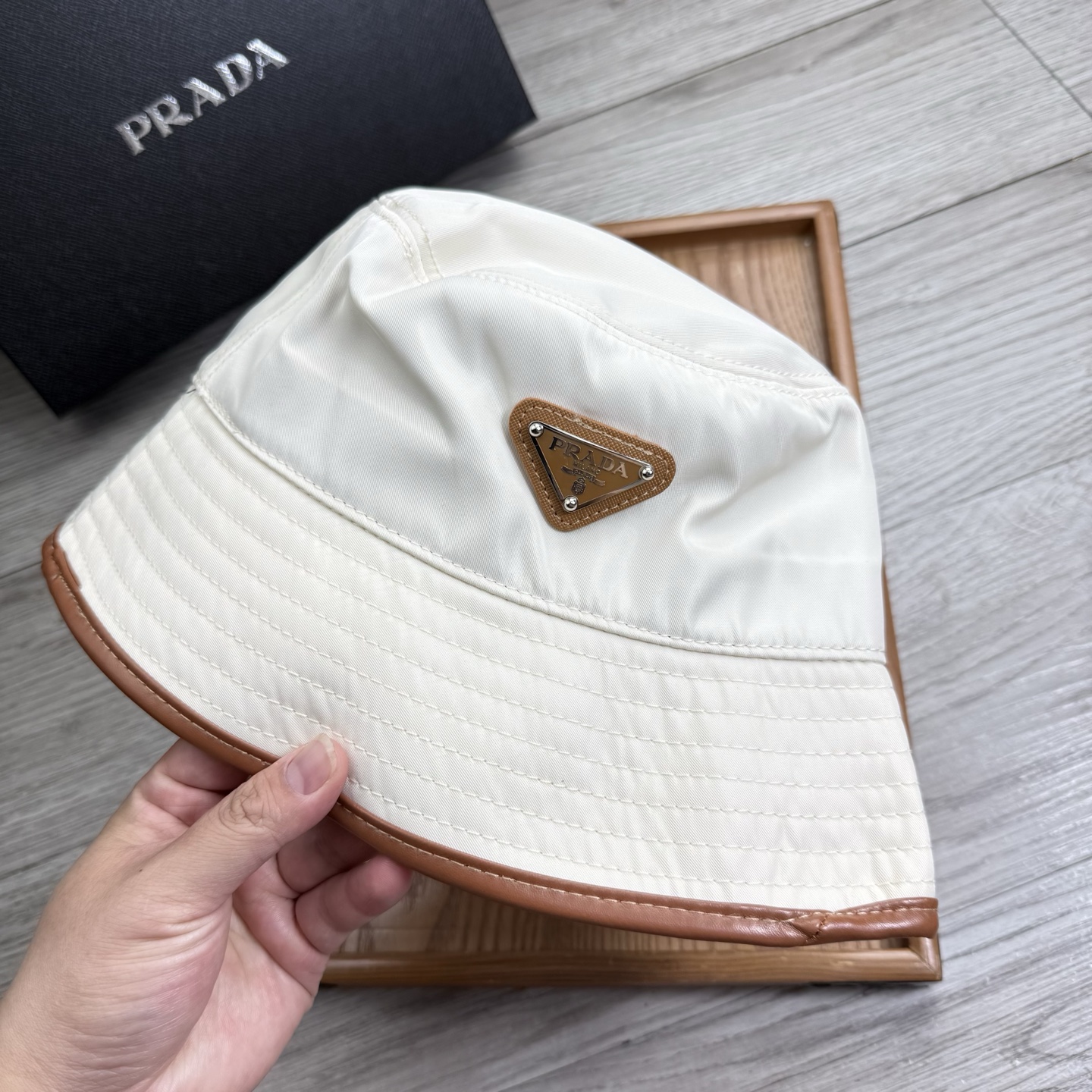 。Prada。夏季新品渔夫帽！真的是经典中的NO.1，绝美的颜色非常好搭配，不管是酷飒的风格还是温婉的长