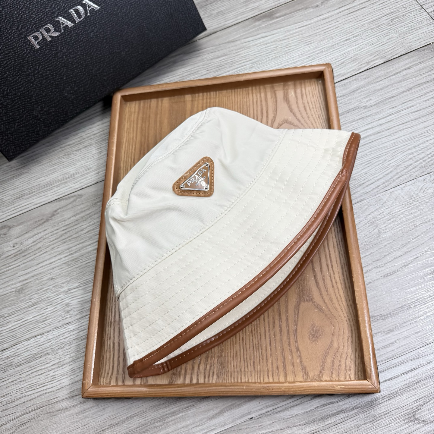。Prada。夏季新品渔夫帽！真的是经典中的NO.1，绝美的颜色非常好搭配，不管是酷飒的风格还是温婉的长