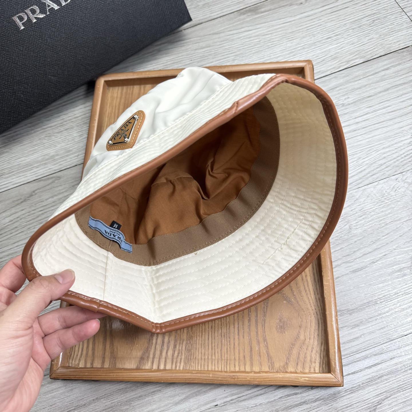 。Prada。夏季新品渔夫帽！真的是经典中的NO.1，绝美的颜色非常好搭配，不管是酷飒的风格还是温婉的长