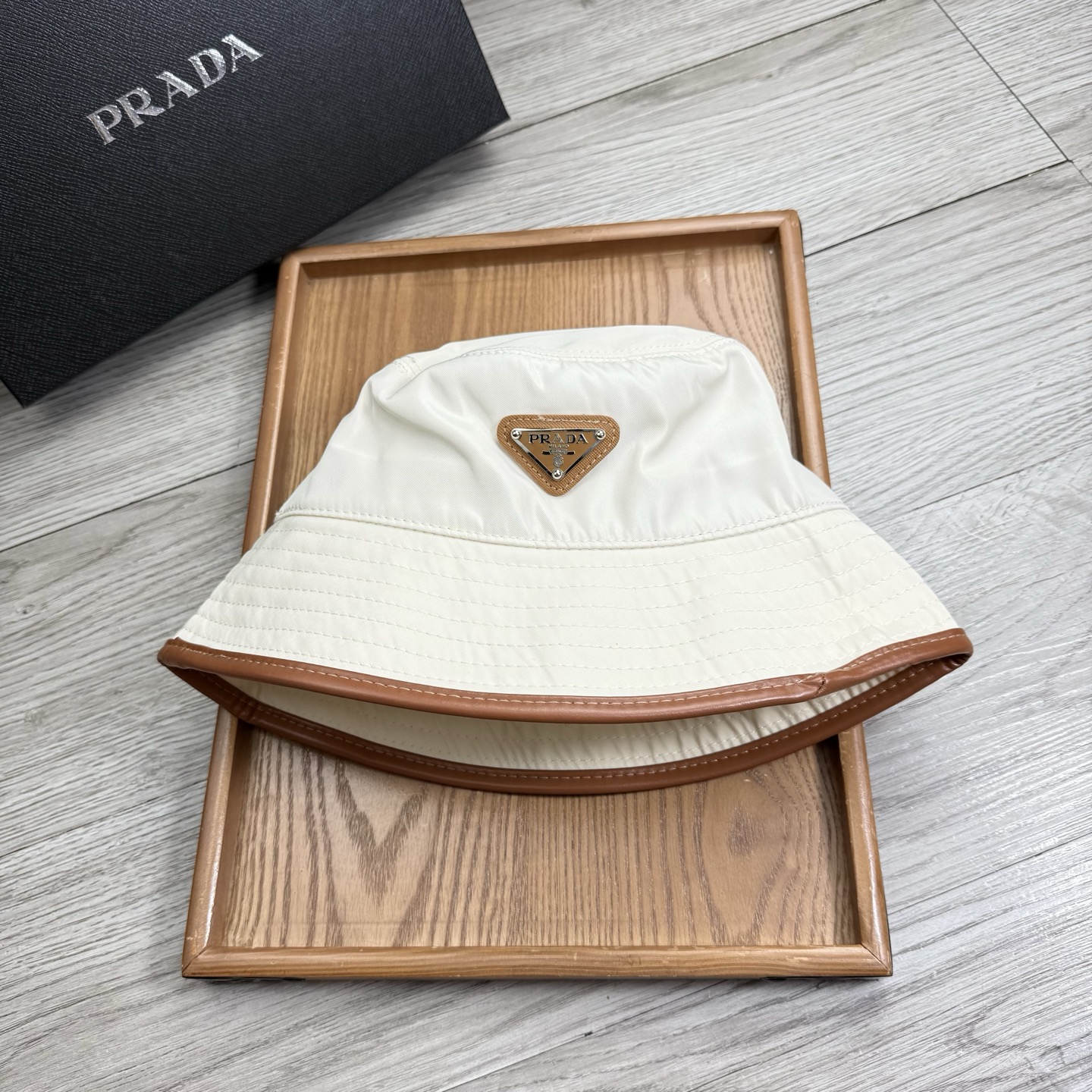 。Prada。夏季新品渔夫帽！真的是经典中的NO.1，绝美的颜色非常好搭配，不管是酷飒的风格还是温婉的长