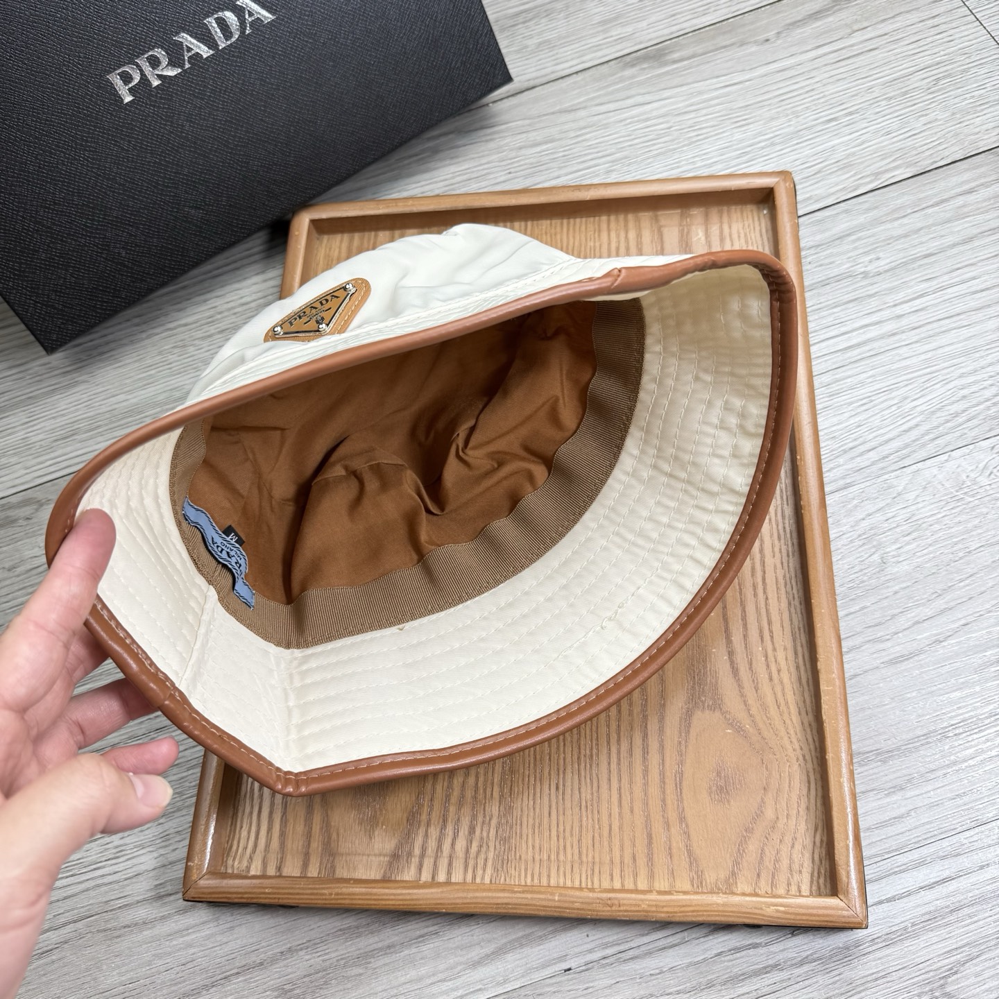 。Prada。夏季新品渔夫帽！真的是经典中的NO.1，绝美的颜色非常好搭配，不管是酷飒的风格还是温婉的长