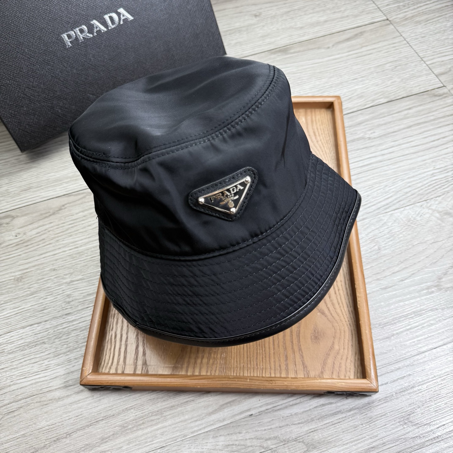 。Prada。夏季新品渔夫帽！真的是经典中的NO.1，绝美的颜色非常好搭配，不管是酷飒的风格还是温婉的长