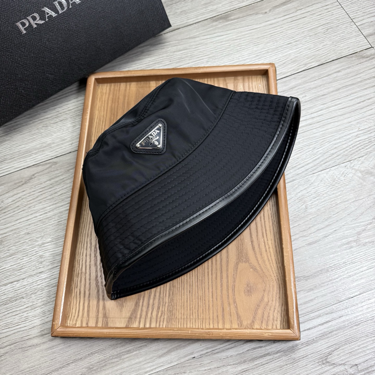 。Prada。夏季新品渔夫帽！真的是经典中的NO.1，绝美的颜色非常好搭配，不管是酷飒的风格还是温婉的长