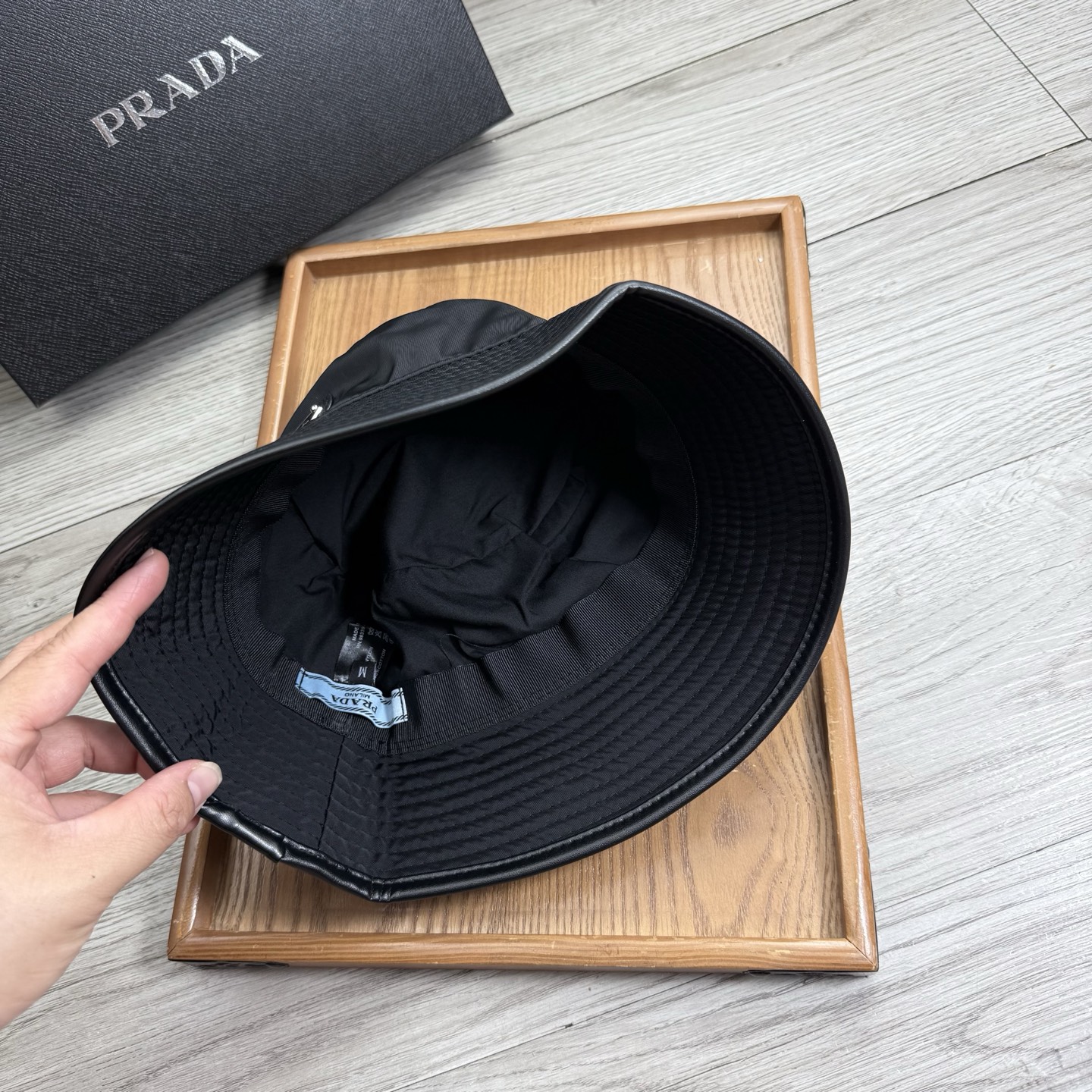 。Prada。夏季新品渔夫帽！真的是经典中的NO.1，绝美的颜色非常好搭配，不管是酷飒的风格还是温婉的长