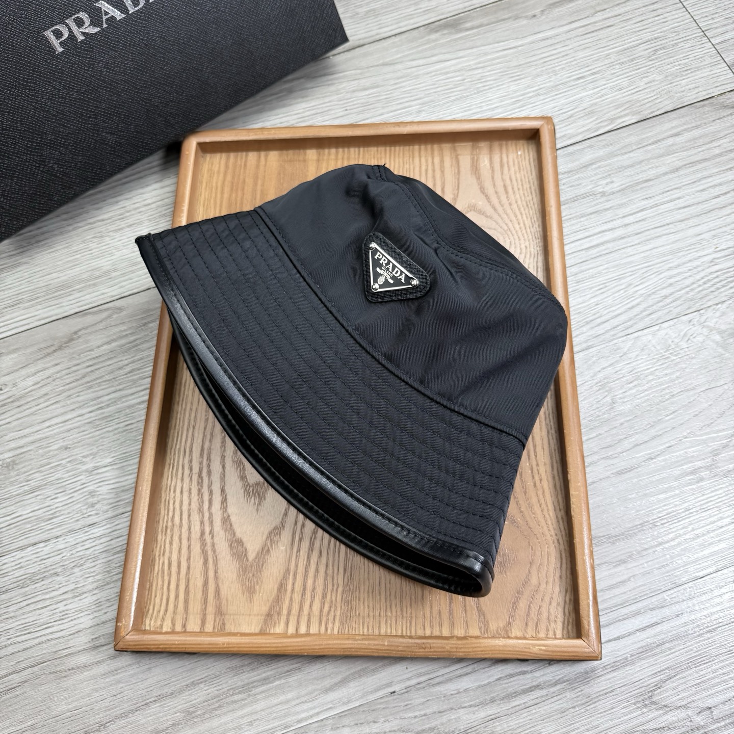 。Prada。夏季新品渔夫帽！真的是经典中的NO.1，绝美的颜色非常好搭配，不管是酷飒的风格还是温婉的长