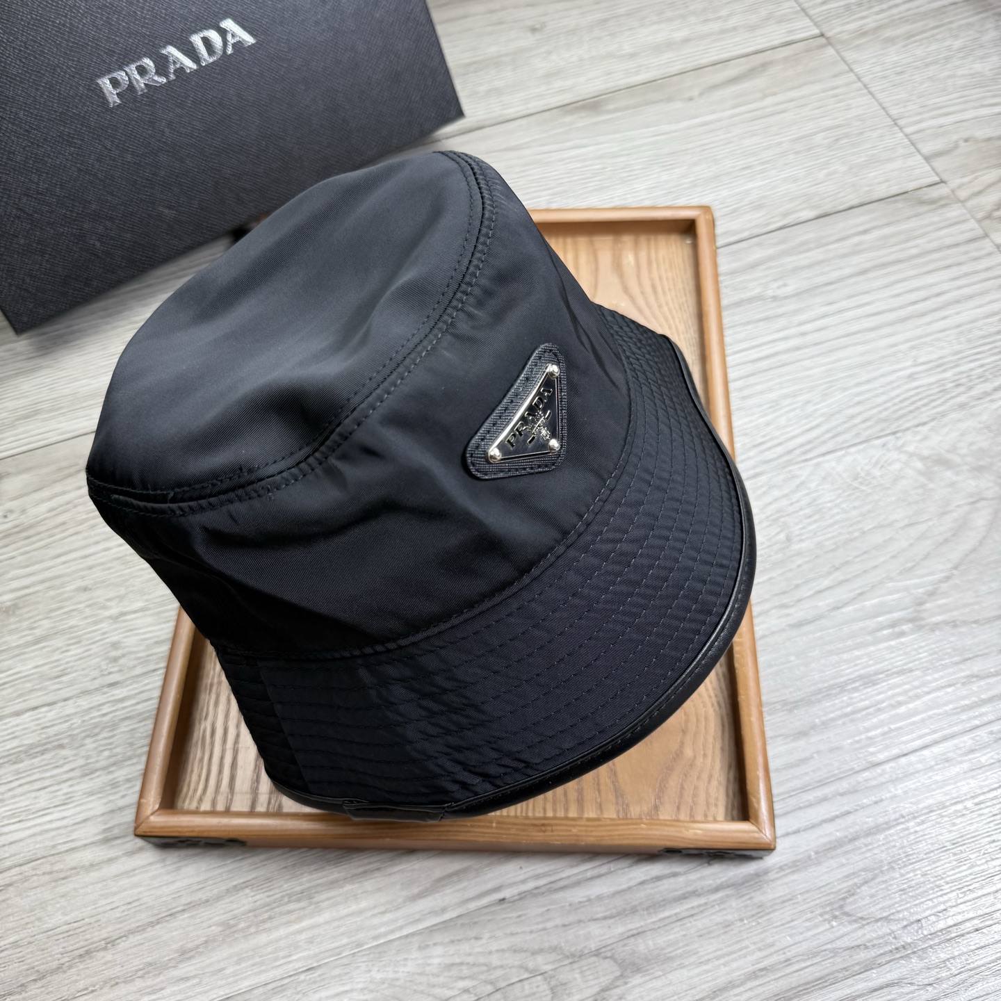。Prada。夏季新品渔夫帽！真的是经典中的NO.1，绝美的颜色非常好搭配，不管是酷飒的风格还是温婉的长