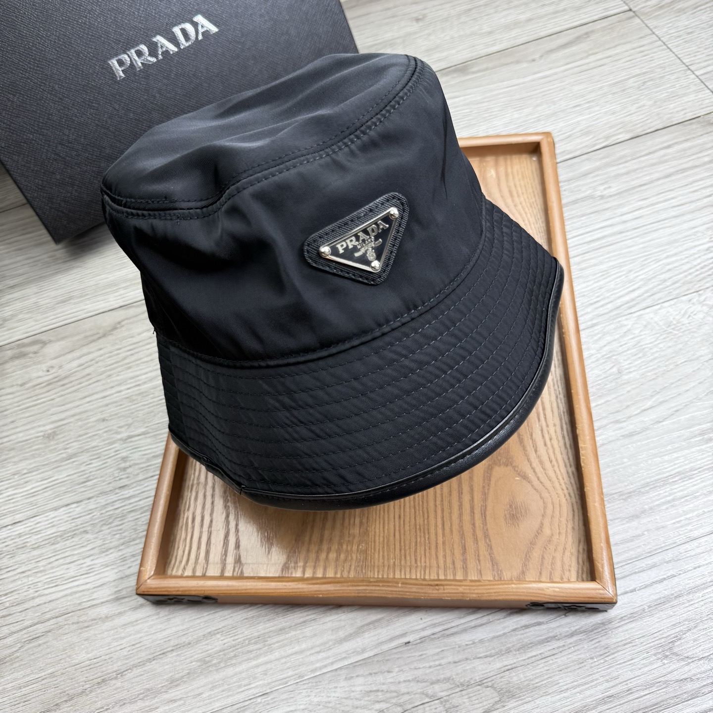 。Prada。夏季新品渔夫帽！真的是经典中的NO.1，绝美的颜色非常好搭配，不管是酷飒的风格还是温婉的长