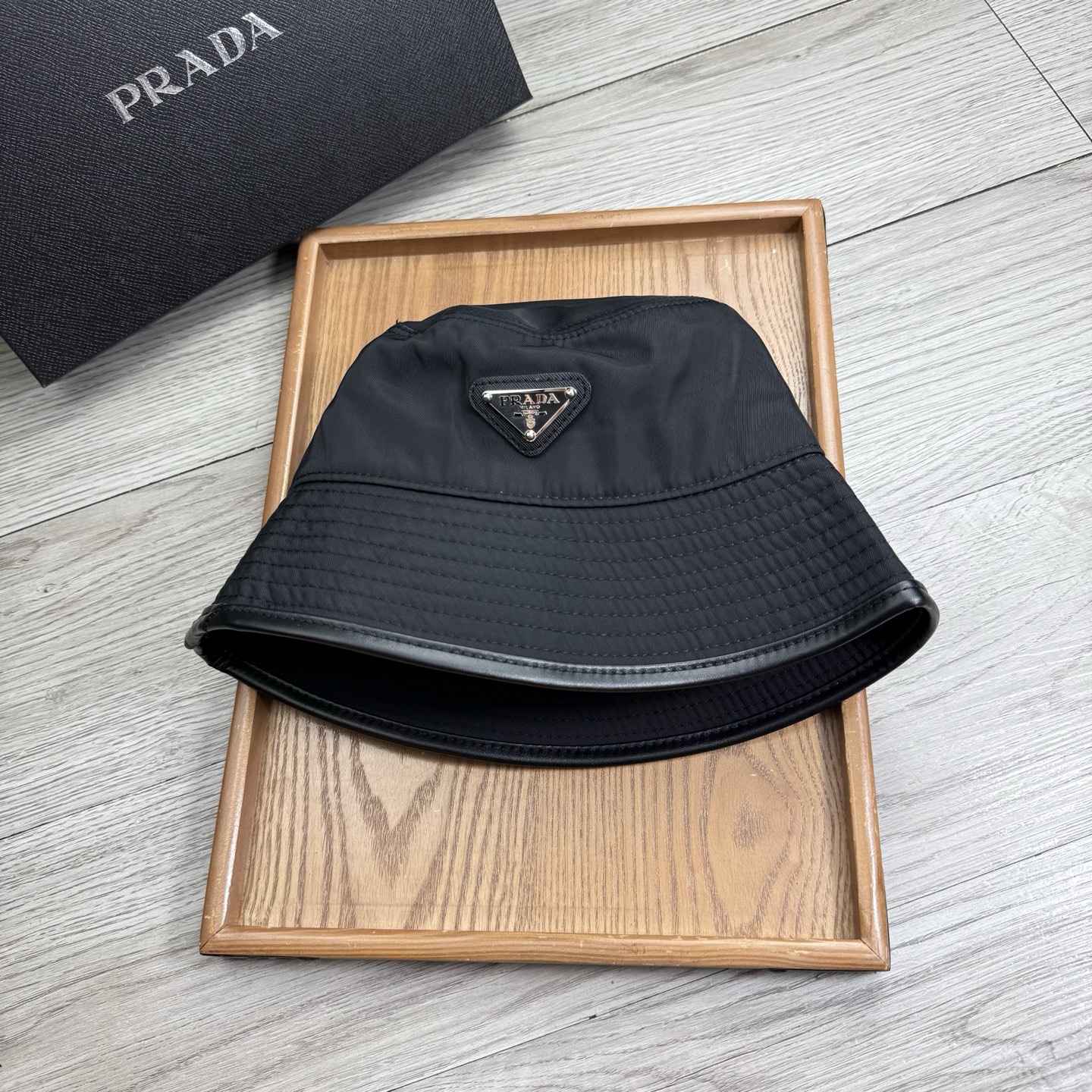 。Prada。夏季新品渔夫帽！真的是经典中的NO.1，绝美的颜色非常好搭配，不管是酷飒的风格还是温婉的长