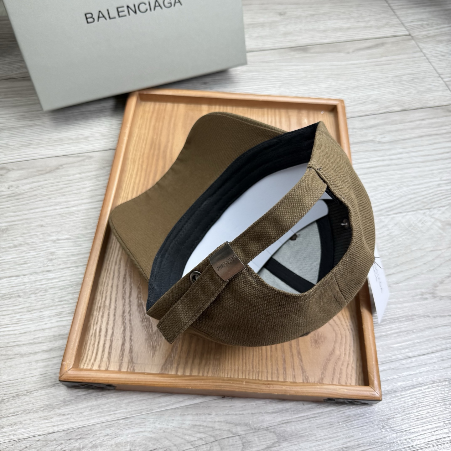 。Ba。巴黎世家【配防尘袋】新品棒球帽！材质：纯棉！透气性好！春天挡风，夏天防晒必备单品！颜色大气！款式