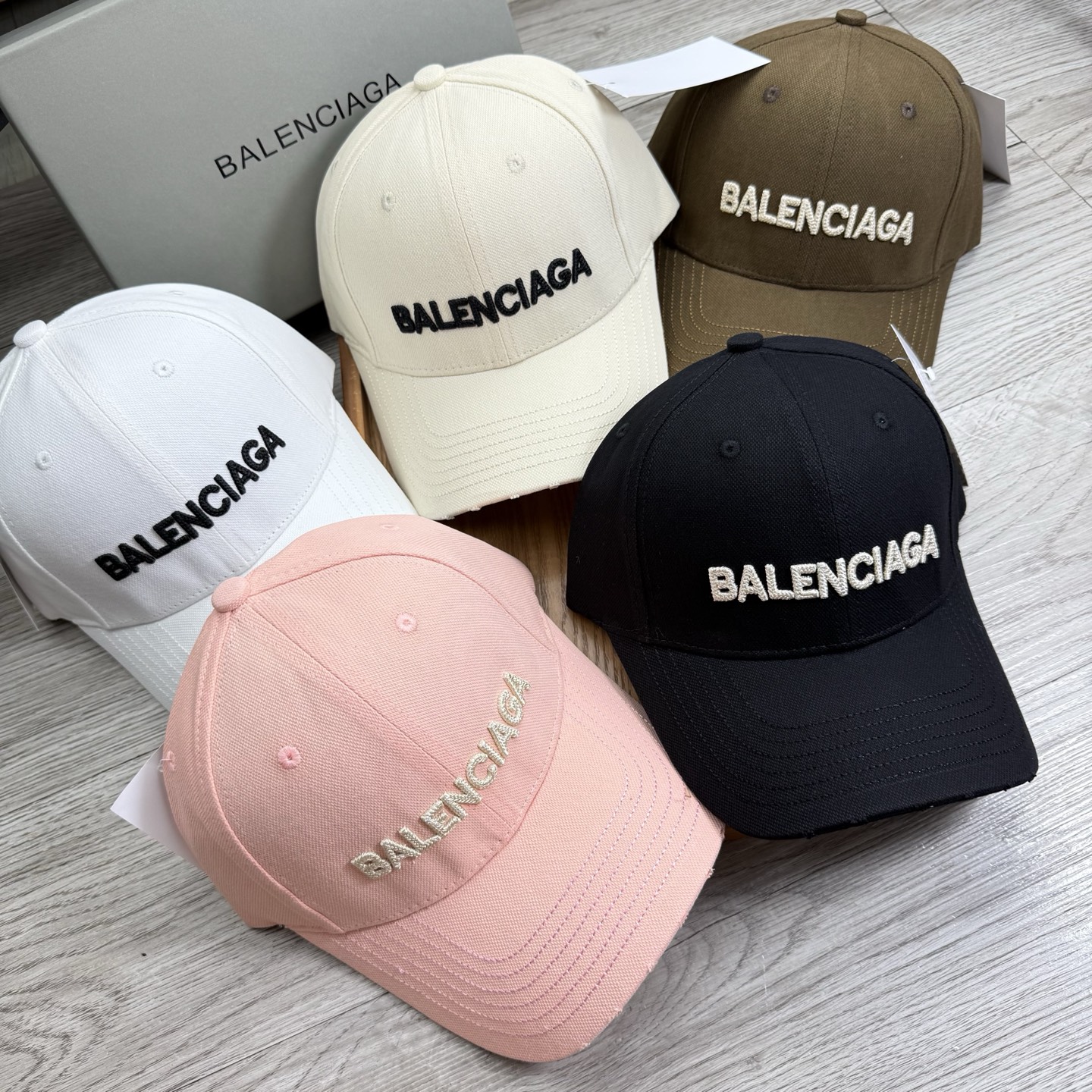 。Ba。巴黎世家【配防尘袋】新品棒球帽！材质：纯棉！透气性好！春天挡风，夏天防晒必备单品！颜色大气！款式