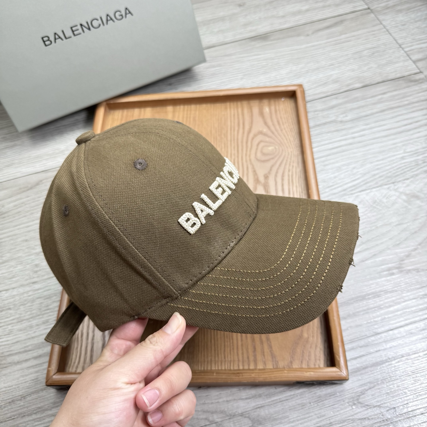 。Ba。巴黎世家【配防尘袋】新品棒球帽！材质：纯棉！透气性好！春天挡风，夏天防晒必备单品！颜色大气！款式