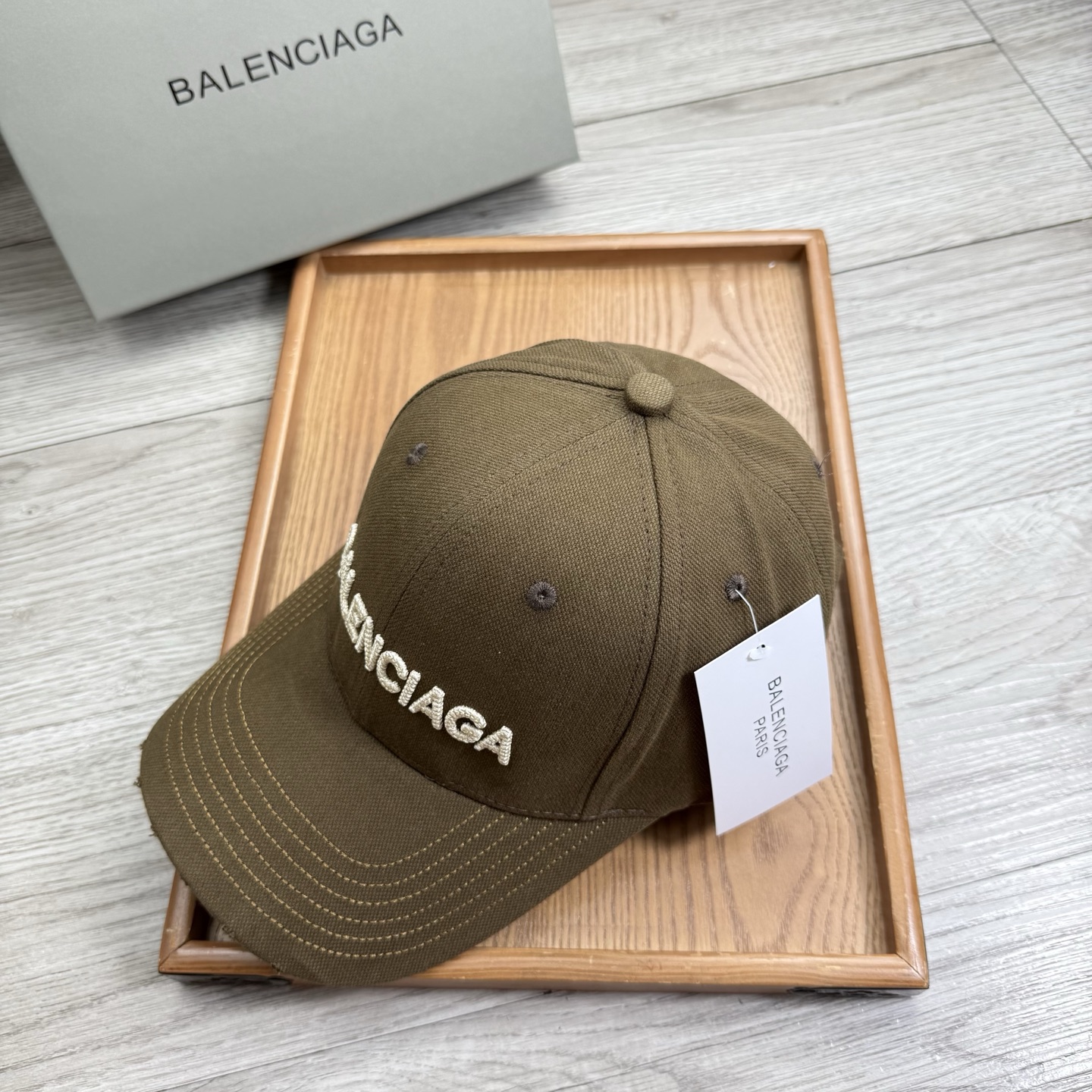 。Ba。巴黎世家【配防尘袋】新品棒球帽！材质：纯棉！透气性好！春天挡风，夏天防晒必备单品！颜色大气！款式