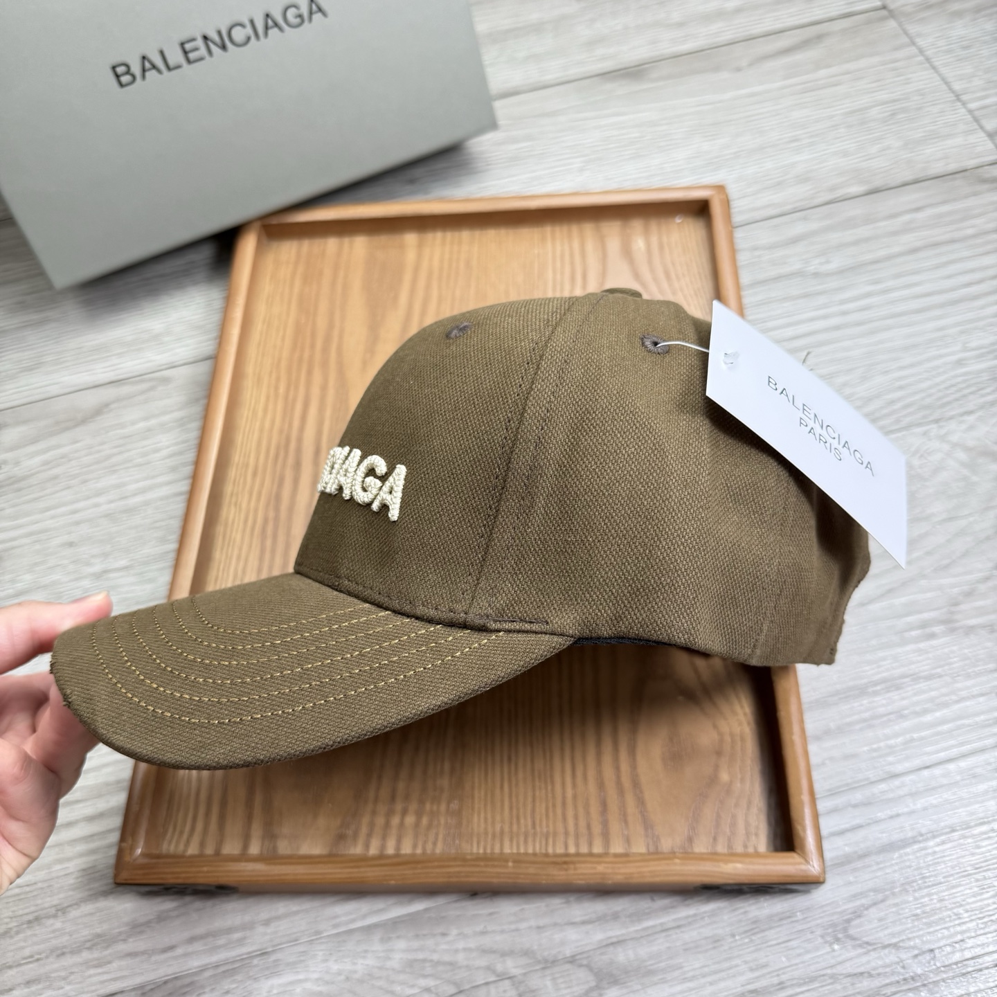 。Ba。巴黎世家【配防尘袋】新品棒球帽！材质：纯棉！透气性好！春天挡风，夏天防晒必备单品！颜色大气！款式