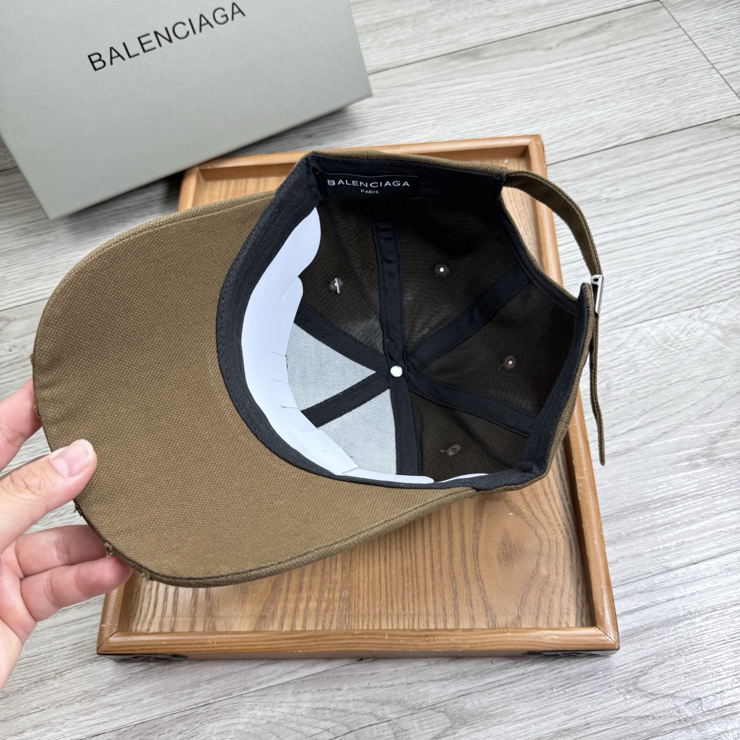 。Ba。巴黎世家【配防尘袋】新品棒球帽！材质：纯棉！透气性好！春天挡风，夏天防晒必备单品！颜色大气！款式
