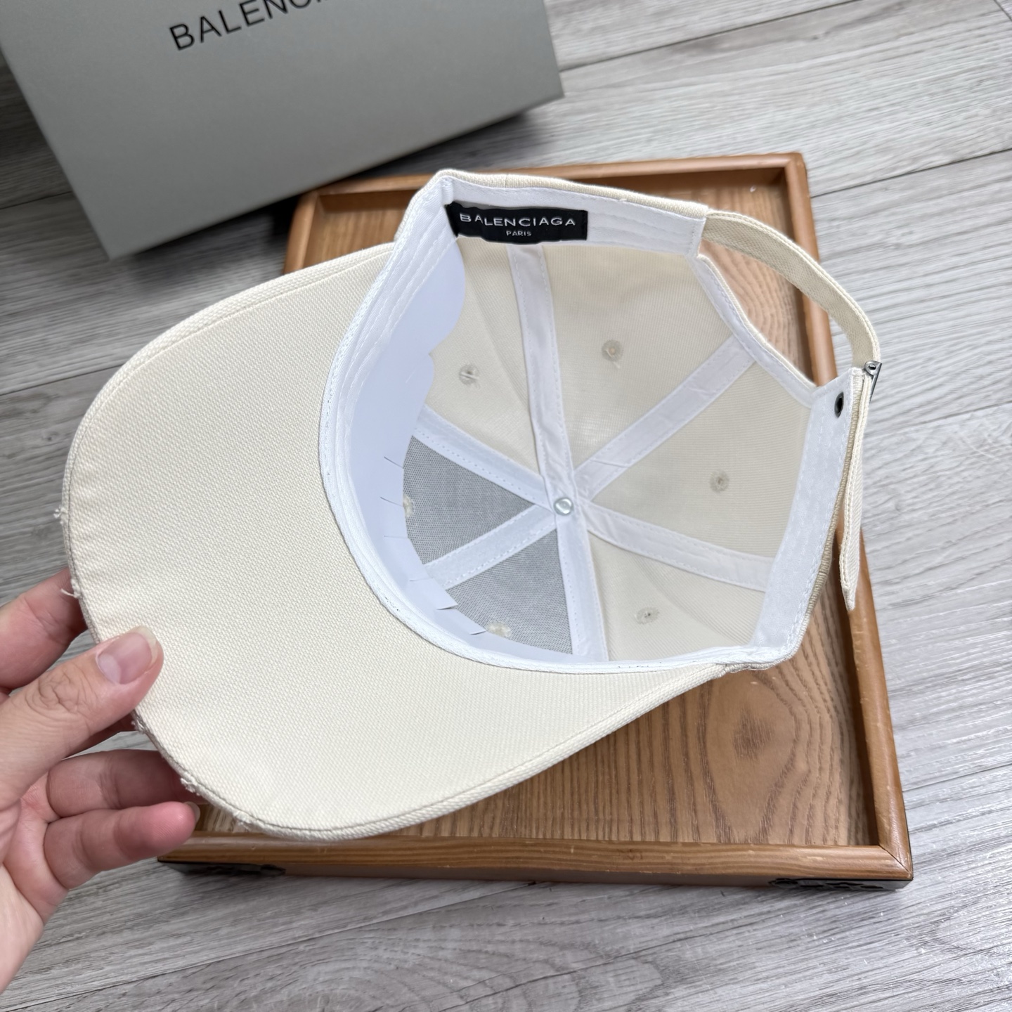 。Ba。巴黎世家【配防尘袋】新品棒球帽！材质：纯棉！透气性好！春天挡风，夏天防晒必备单品！颜色大气！款式