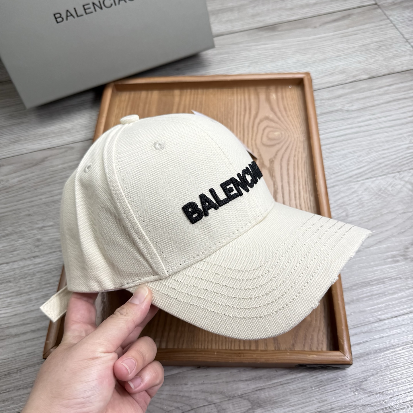 。Ba。巴黎世家【配防尘袋】新品棒球帽！材质：纯棉！透气性好！春天挡风，夏天防晒必备单品！颜色大气！款式
