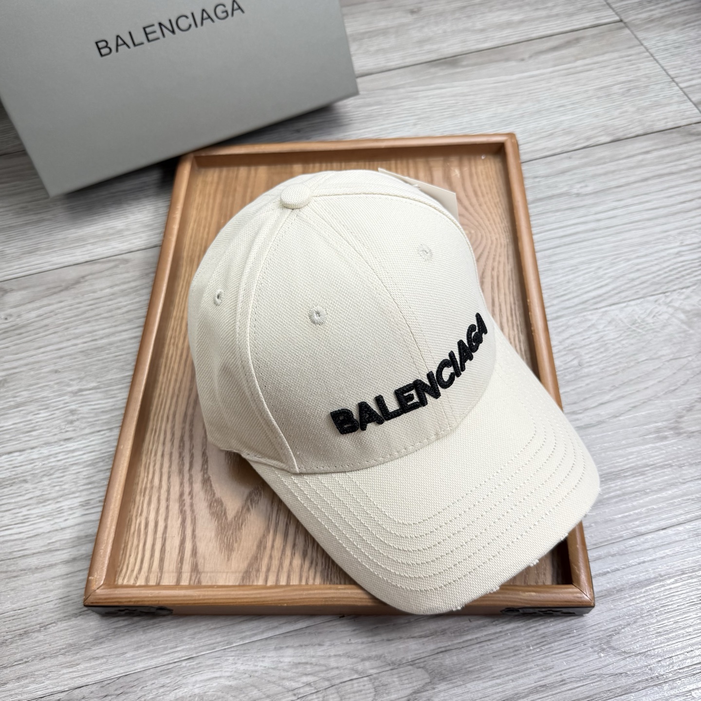 。Ba。巴黎世家【配防尘袋】新品棒球帽！材质：纯棉！透气性好！春天挡风，夏天防晒必备单品！颜色大气！款式