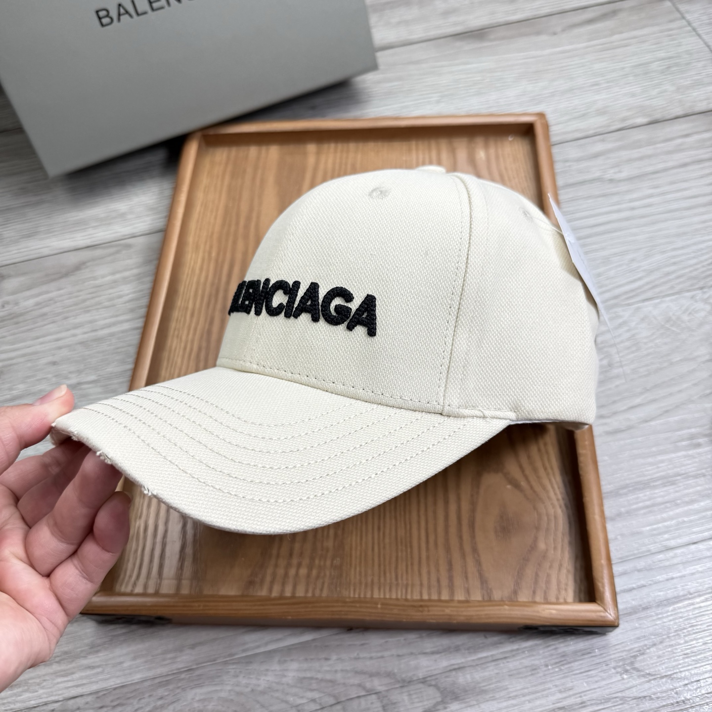 。Ba。巴黎世家【配防尘袋】新品棒球帽！材质：纯棉！透气性好！春天挡风，夏天防晒必备单品！颜色大气！款式