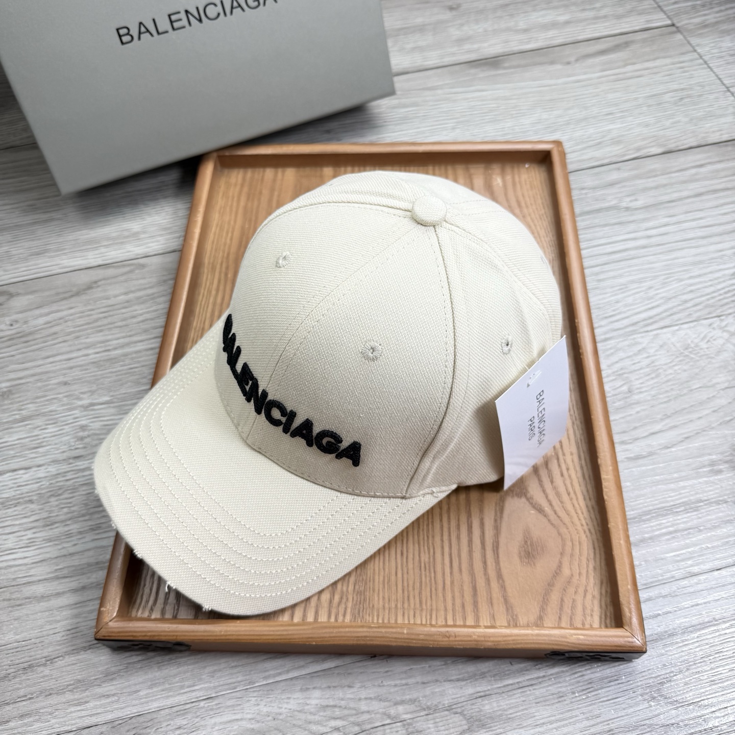 。Ba。巴黎世家【配防尘袋】新品棒球帽！材质：纯棉！透气性好！春天挡风，夏天防晒必备单品！颜色大气！款式