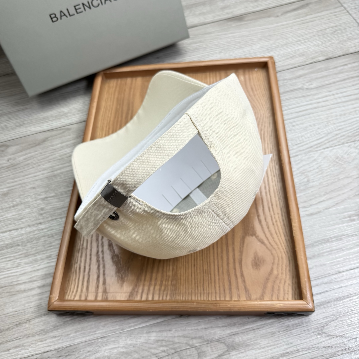 。Ba。巴黎世家【配防尘袋】新品棒球帽！材质：纯棉！透气性好！春天挡风，夏天防晒必备单品！颜色大气！款式