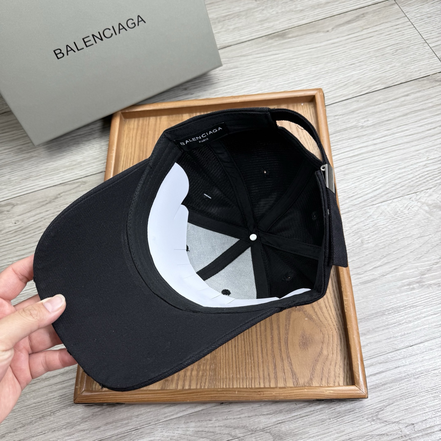 。Ba。巴黎世家【配防尘袋】新品棒球帽！材质：纯棉！透气性好！春天挡风，夏天防晒必备单品！颜色大气！款式