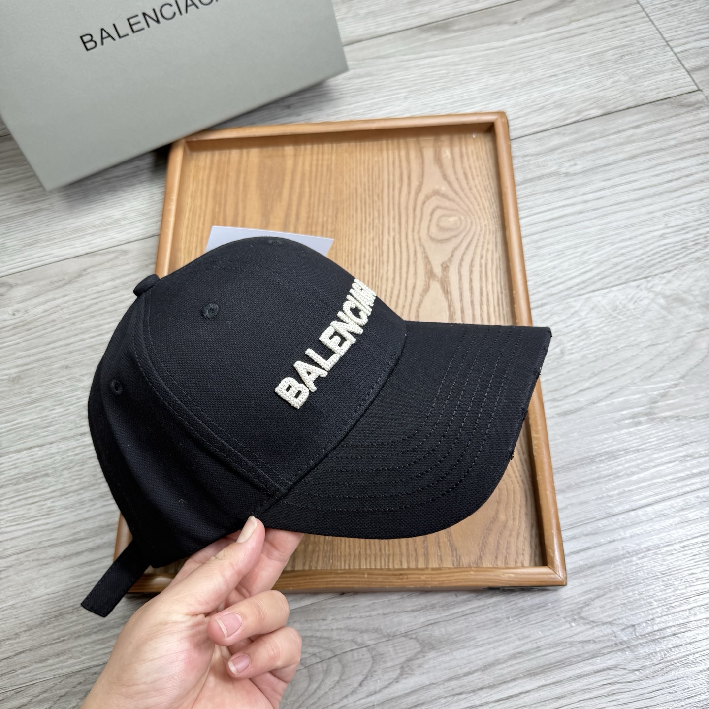 。Ba。巴黎世家【配防尘袋】新品棒球帽！材质：纯棉！透气性好！春天挡风，夏天防晒必备单品！颜色大气！款式
