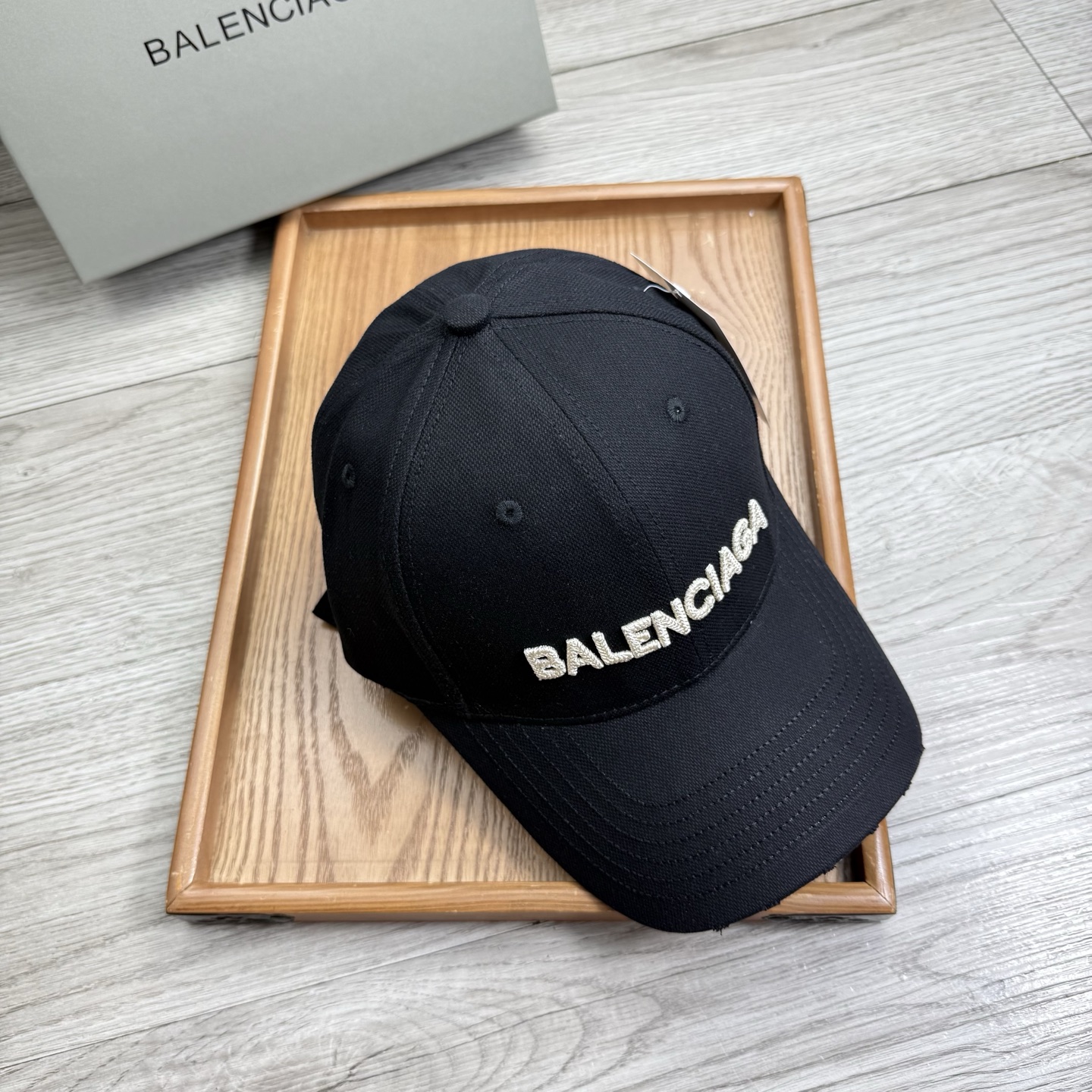 。Ba。巴黎世家【配防尘袋】新品棒球帽！材质：纯棉！透气性好！春天挡风，夏天防晒必备单品！颜色大气！款式