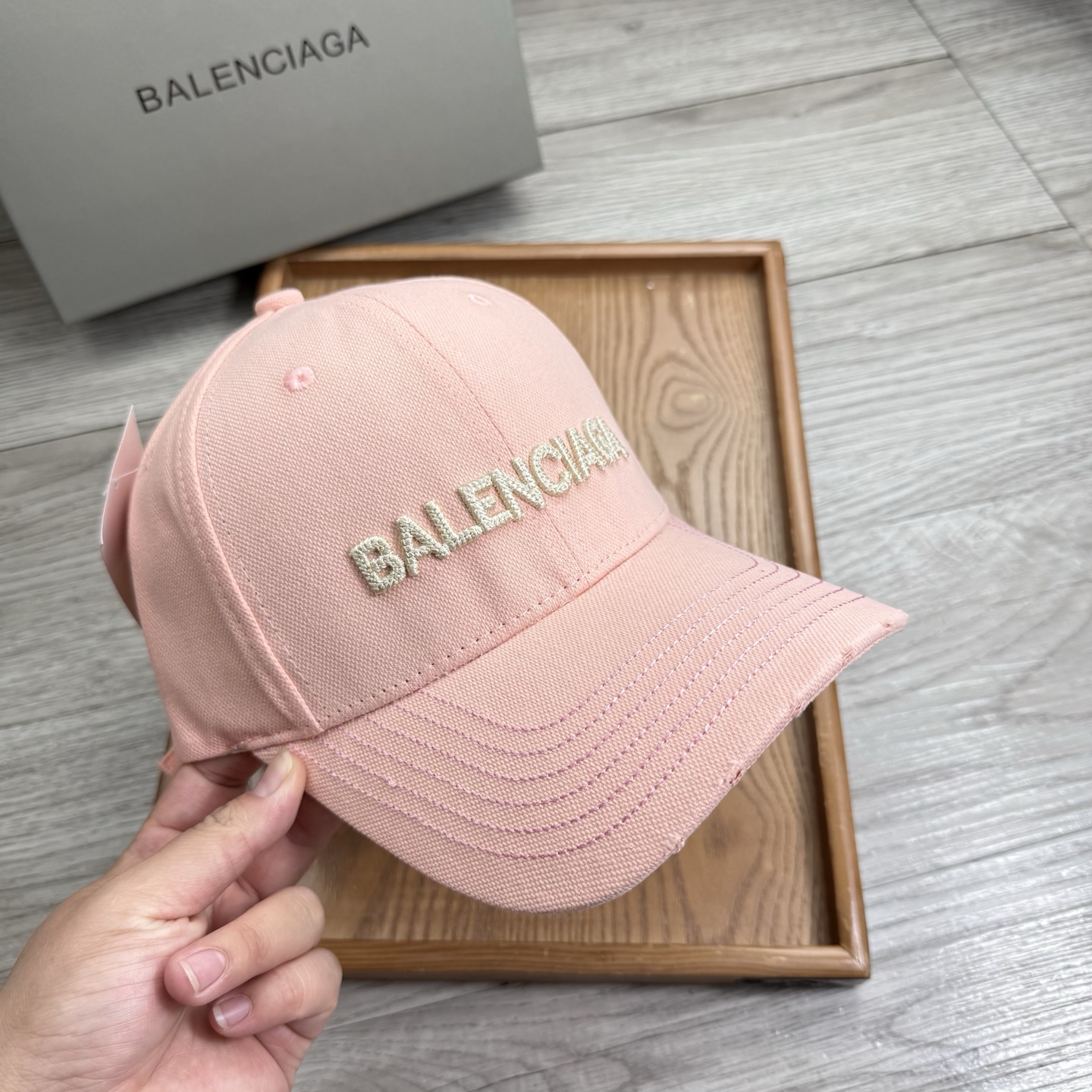 。Ba。巴黎世家【配防尘袋】新品棒球帽！材质：纯棉！透气性好！春天挡风，夏天防晒必备单品！颜色大气！款式
