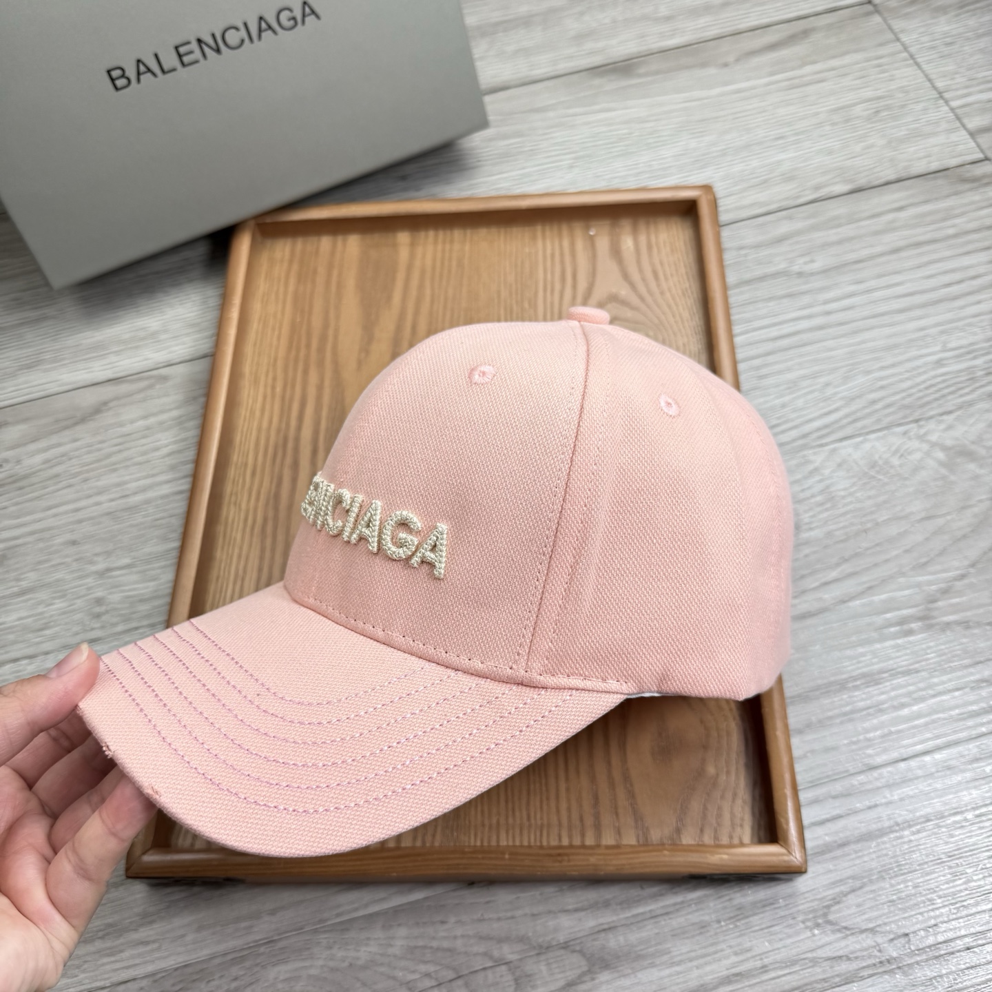 。Ba。巴黎世家【配防尘袋】新品棒球帽！材质：纯棉！透气性好！春天挡风，夏天防晒必备单品！颜色大气！款式