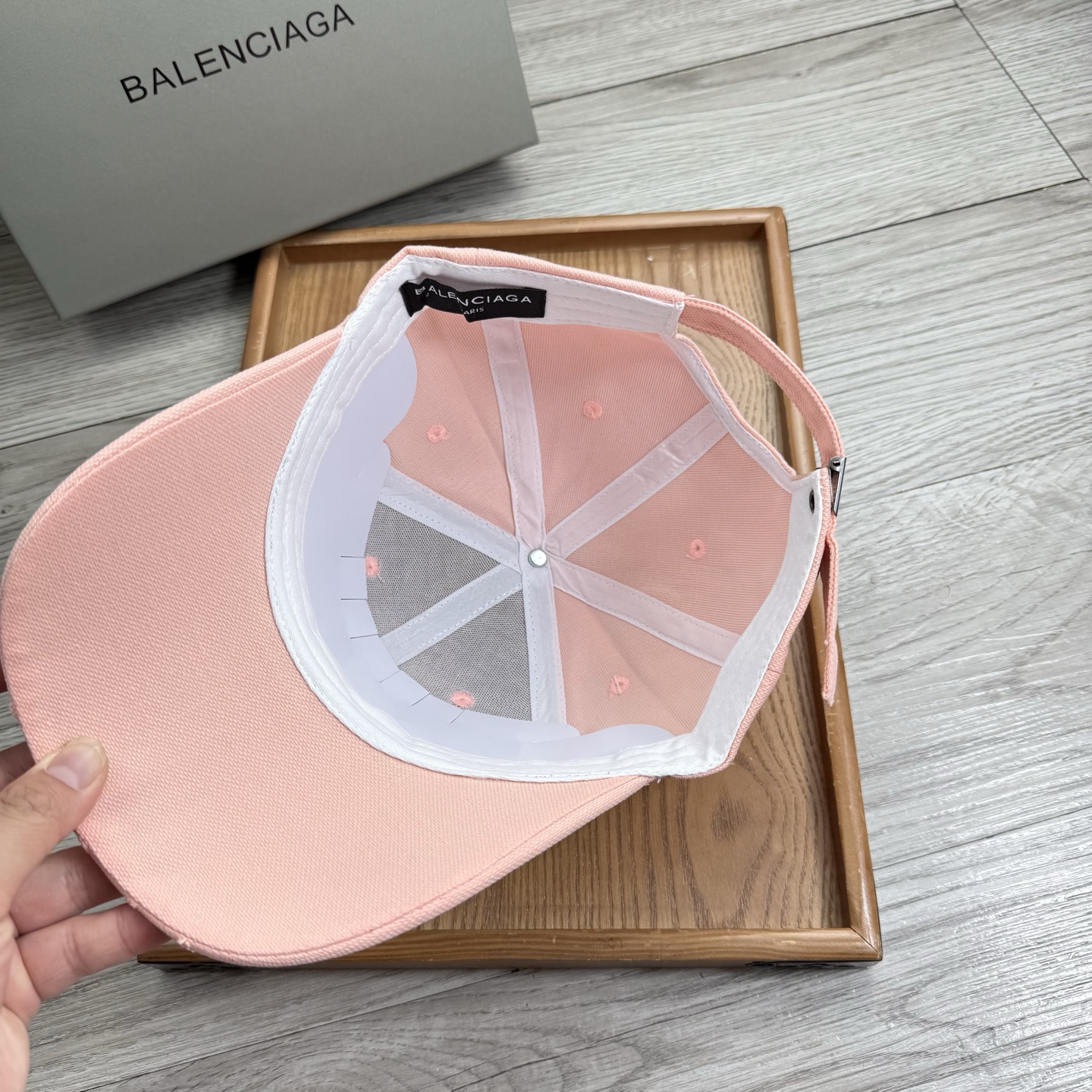 。Ba。巴黎世家【配防尘袋】新品棒球帽！材质：纯棉！透气性好！春天挡风，夏天防晒必备单品！颜色大气！款式
