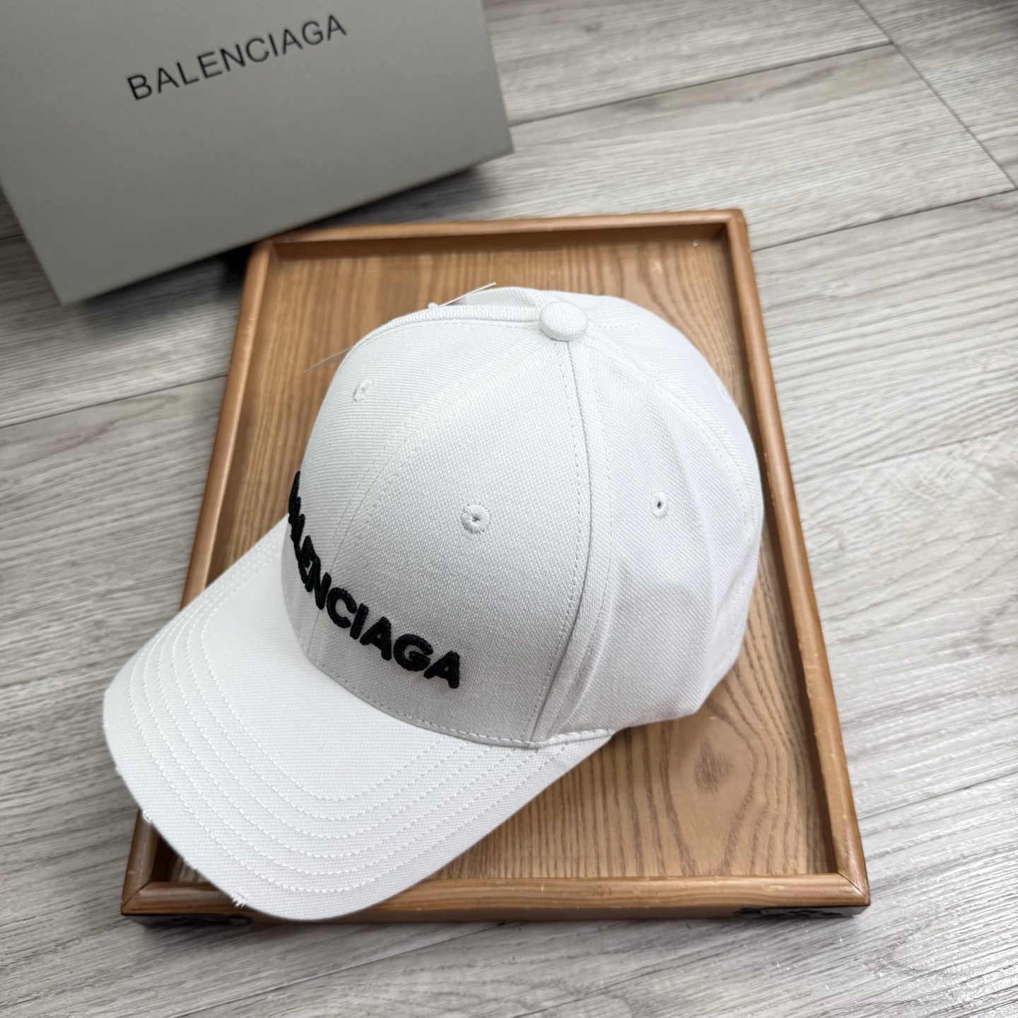 。Ba。巴黎世家【配防尘袋】新品棒球帽！材质：纯棉！透气性好！春天挡风，夏天防晒必备单品！颜色大气！款式