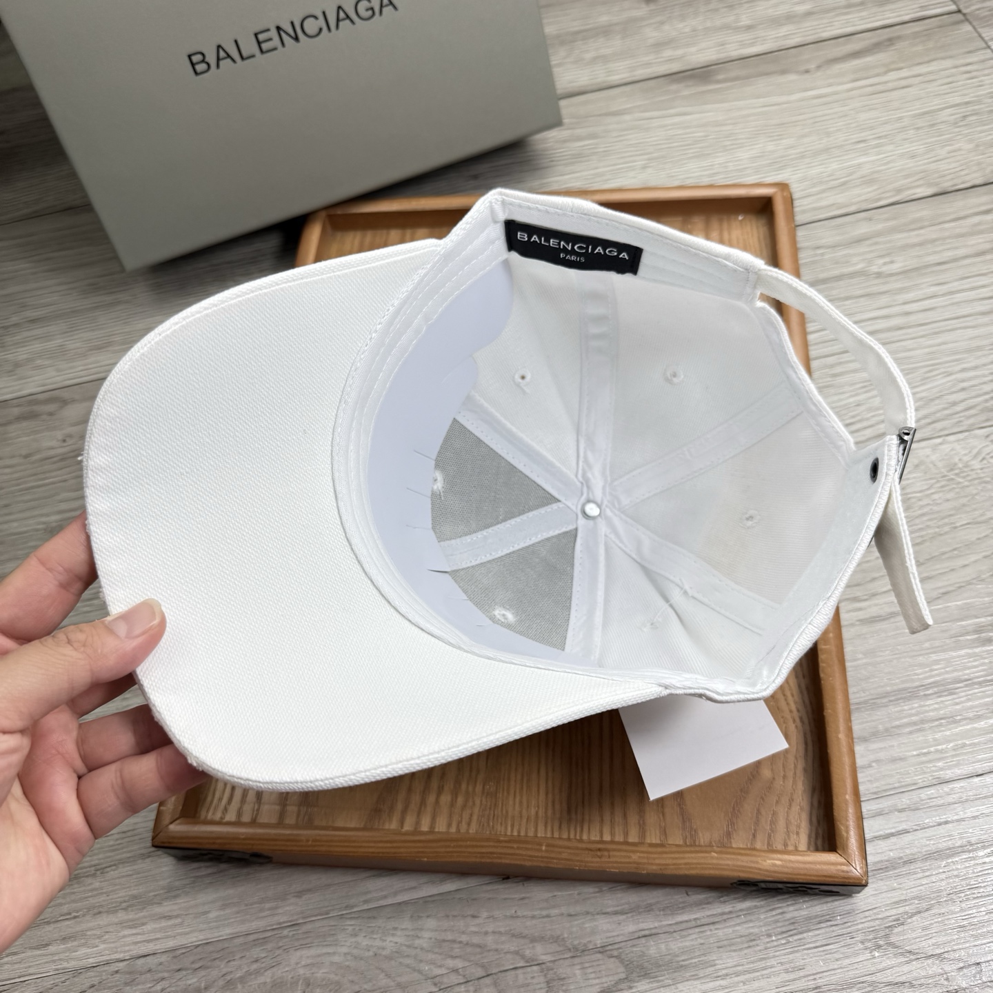 。Ba。巴黎世家【配防尘袋】新品棒球帽！材质：纯棉！透气性好！春天挡风，夏天防晒必备单品！颜色大气！款式