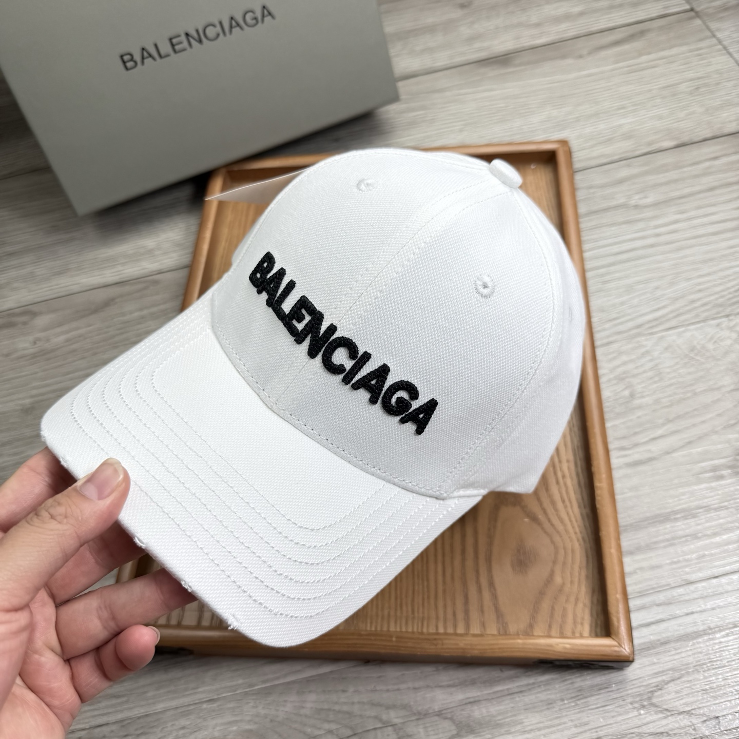 。Ba。巴黎世家【配防尘袋】新品棒球帽！材质：纯棉！透气性好！春天挡风，夏天防晒必备单品！颜色大气！款式