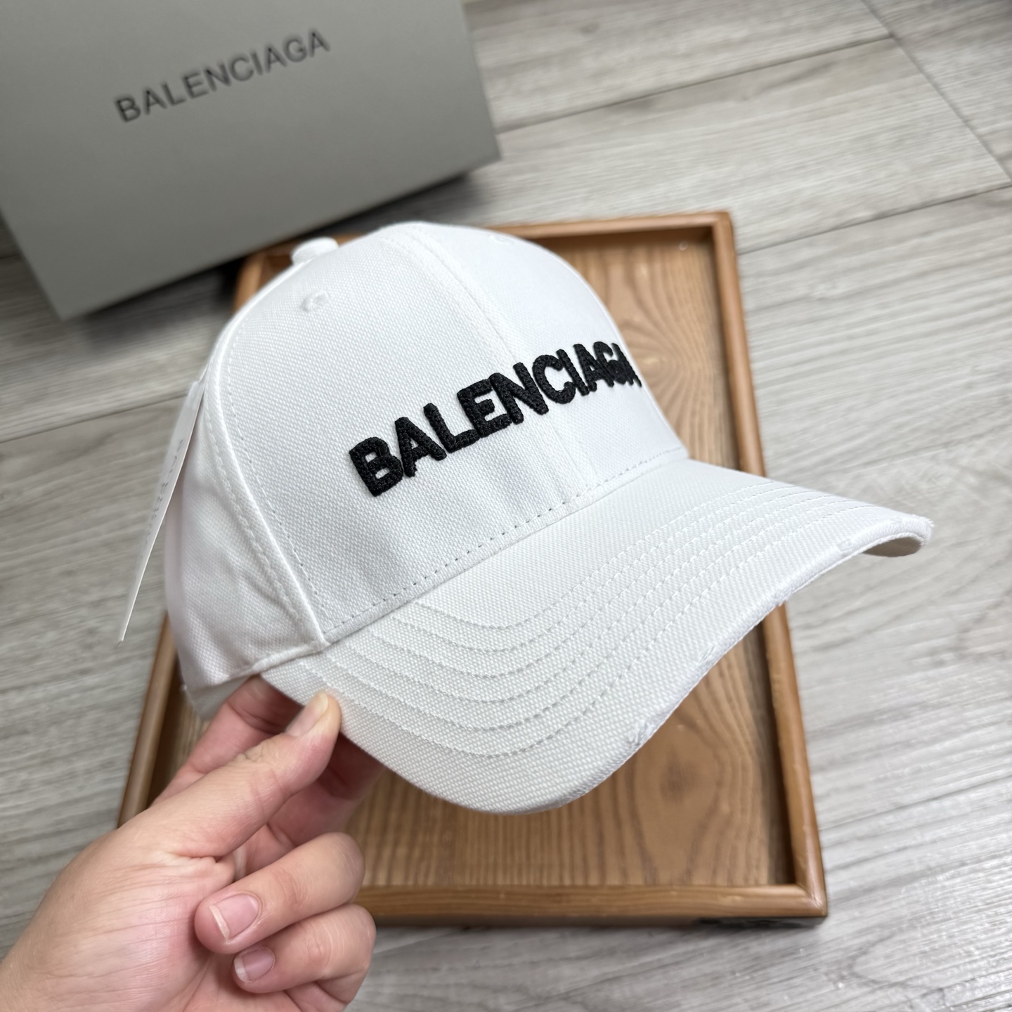 。Ba。巴黎世家【配防尘袋】新品棒球帽！材质：纯棉！透气性好！春天挡风，夏天防晒必备单品！颜色大气！款式