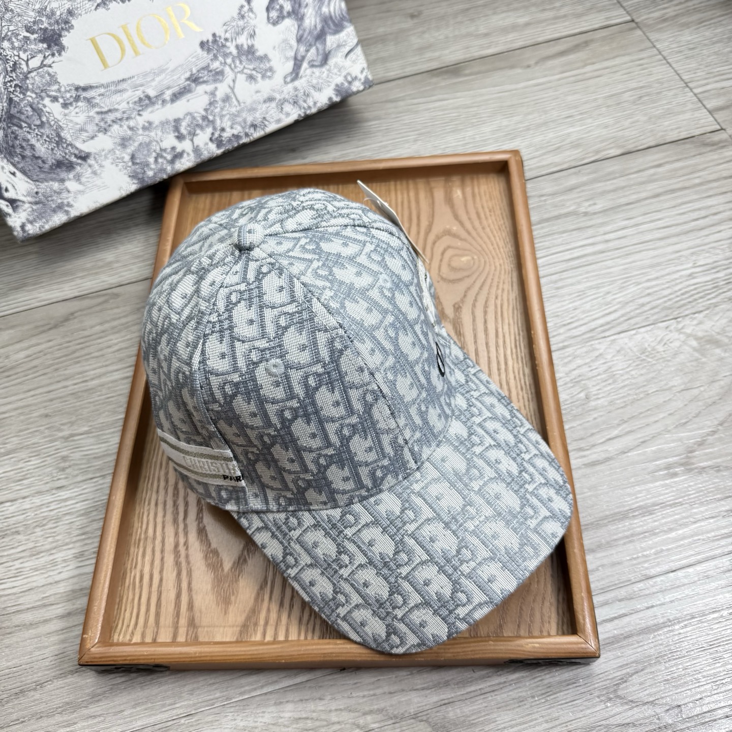 。D家。【配防尘袋】新品棒球帽！材质：纯棉！透气性好！春天挡风，夏天防晒必备单品！颜色大气！款式新颖别致