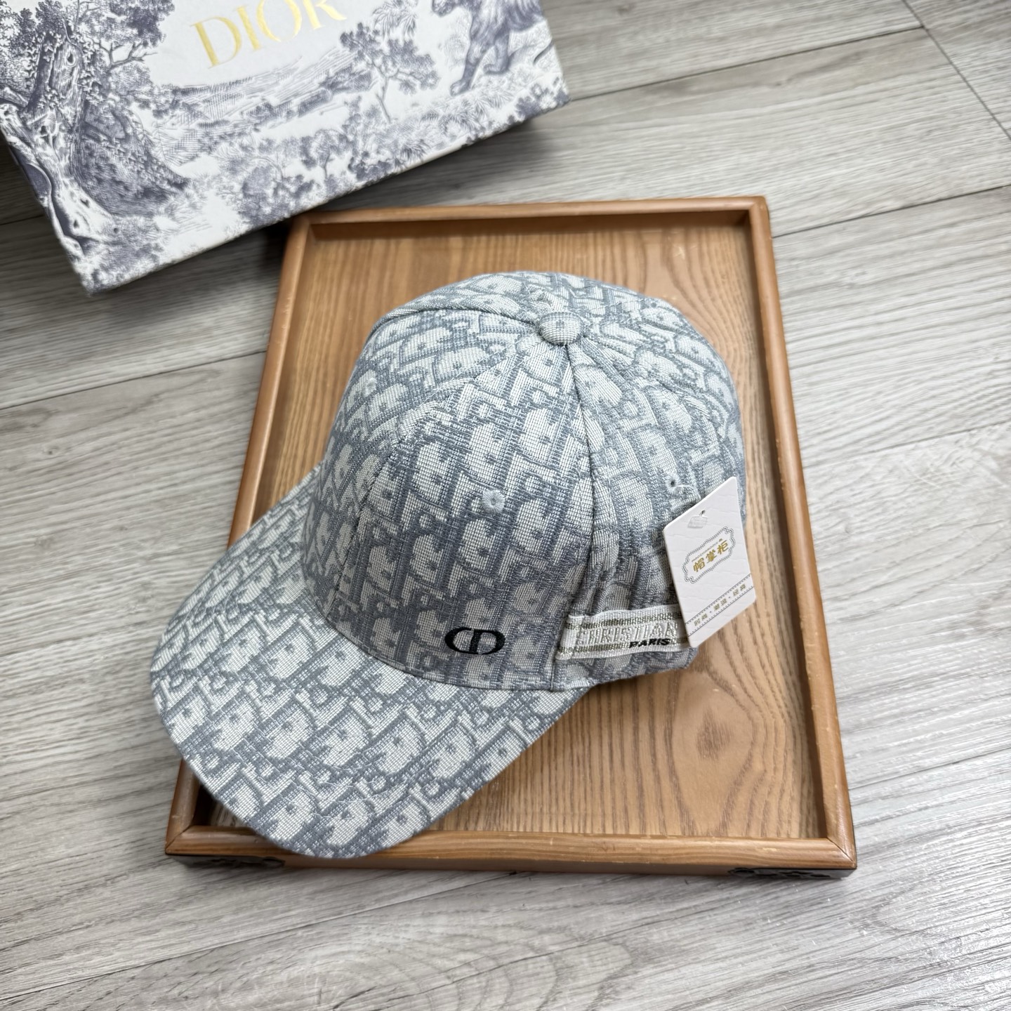 。D家。【配防尘袋】新品棒球帽！材质：纯棉！透气性好！春天挡风，夏天防晒必备单品！颜色大气！款式新颖别致