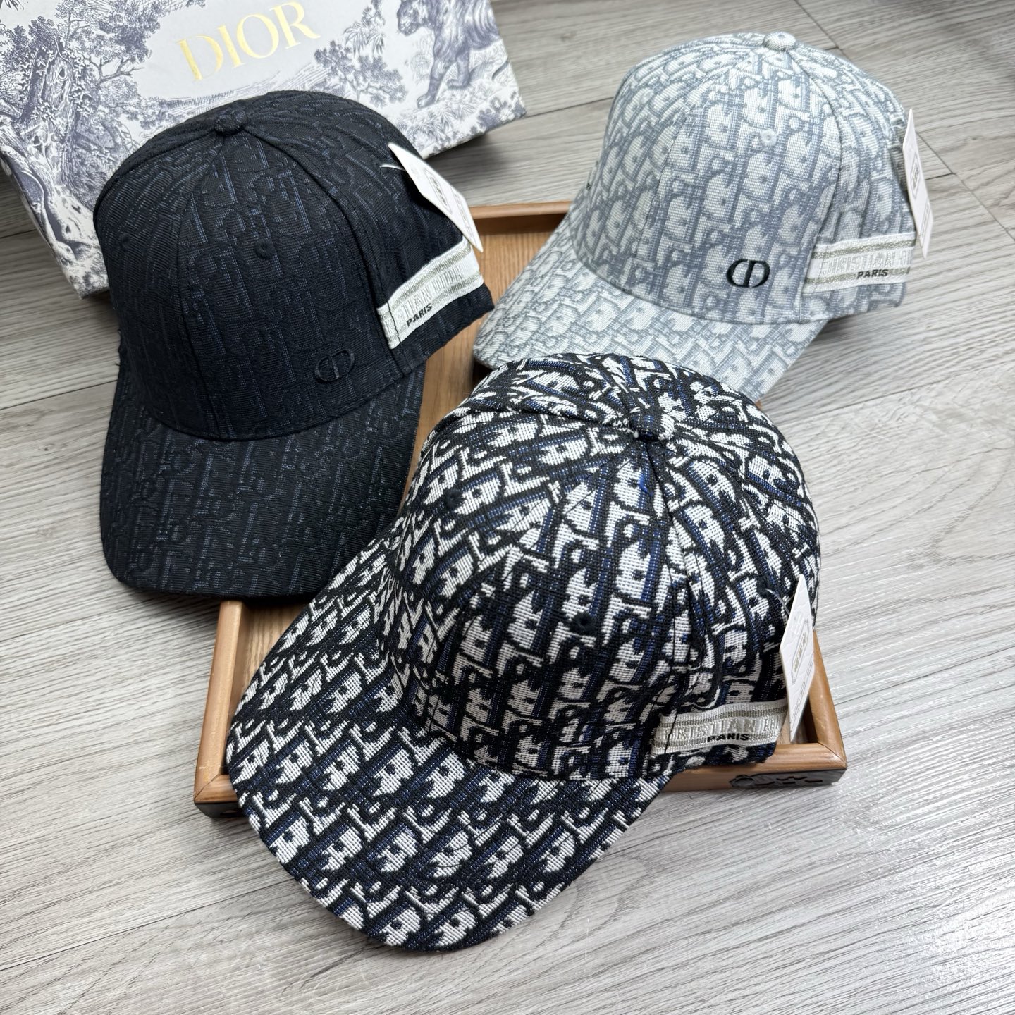 。D家。【配防尘袋】新品棒球帽！材质：纯棉！透气性好！春天挡风，夏天防晒必备单品！颜色大气！款式新颖别致