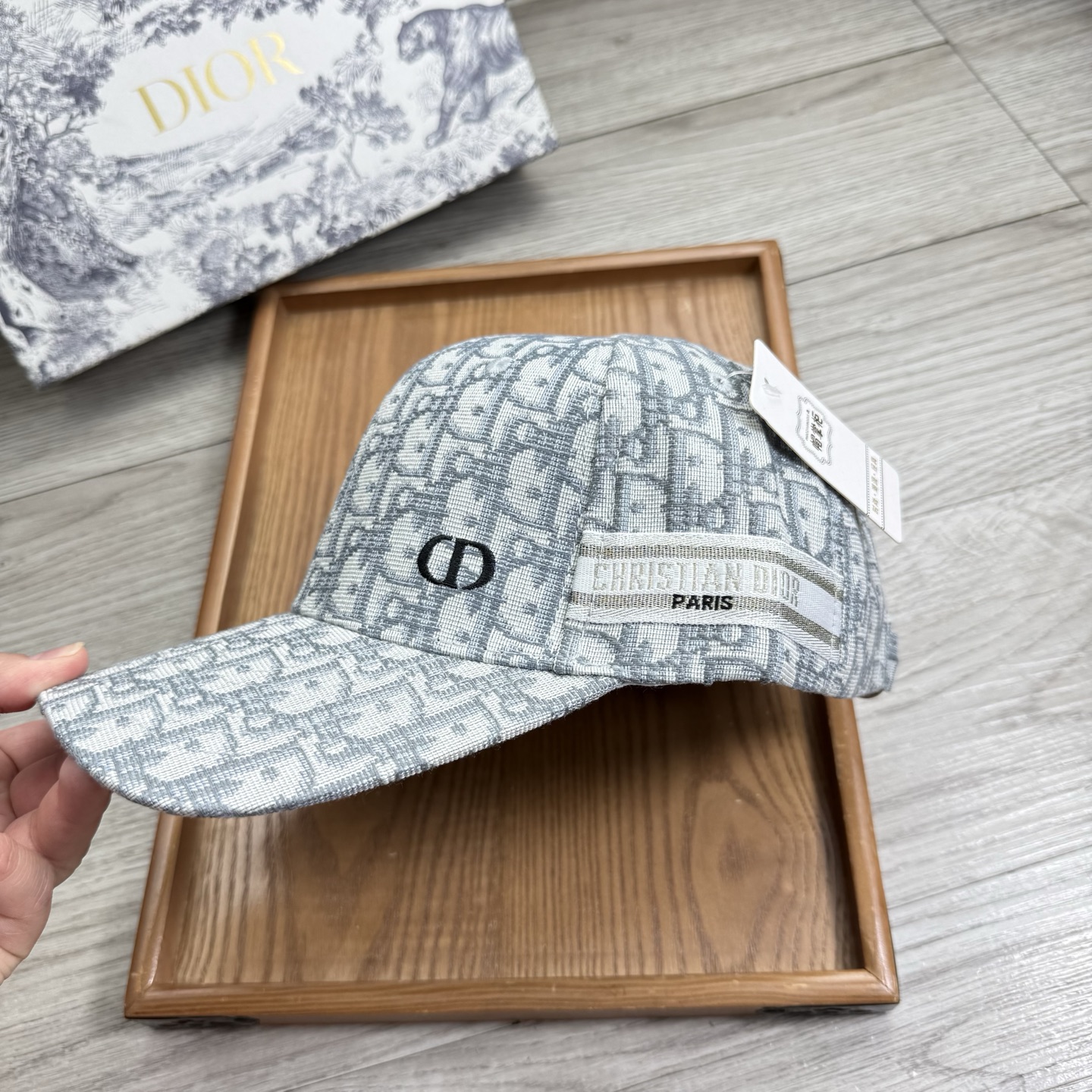 。D家。【配防尘袋】新品棒球帽！材质：纯棉！透气性好！春天挡风，夏天防晒必备单品！颜色大气！款式新颖别致