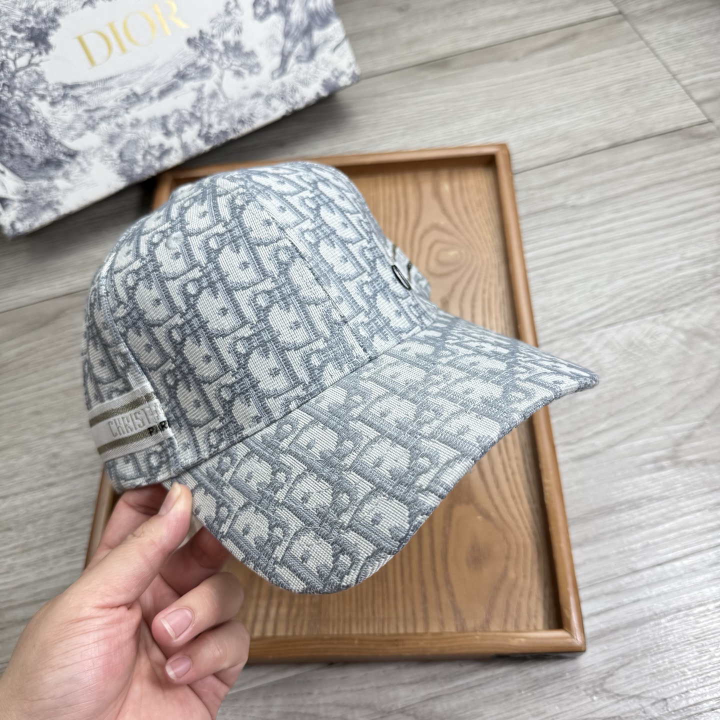 。D家。【配防尘袋】新品棒球帽！材质：纯棉！透气性好！春天挡风，夏天防晒必备单品！颜色大气！款式新颖别致