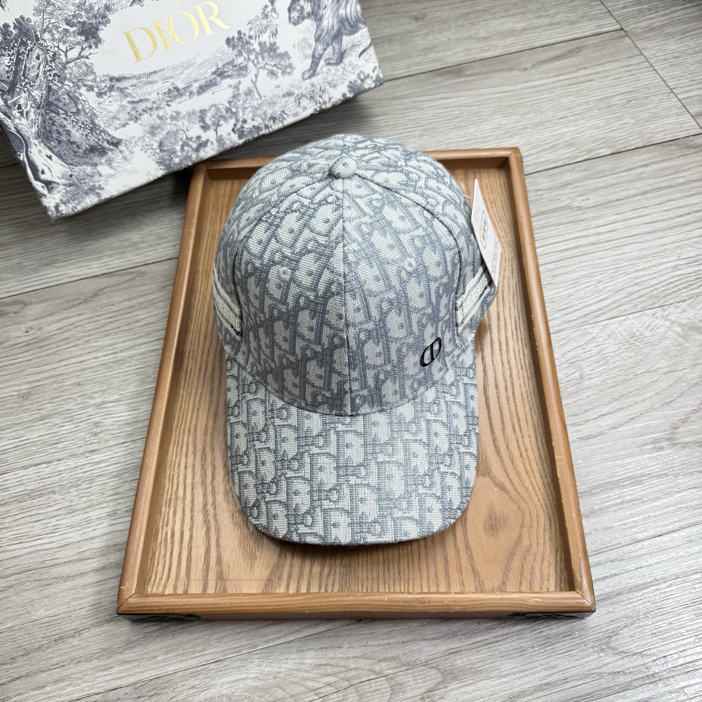 。D家。【配防尘袋】新品棒球帽！材质：纯棉！透气性好！春天挡风，夏天防晒必备单品！颜色大气！款式新颖别致