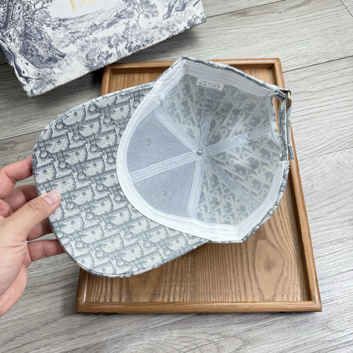 。D家。【配防尘袋】新品棒球帽！材质：纯棉！透气性好！春天挡风，夏天防晒必备单品！颜色大气！款式新颖别致