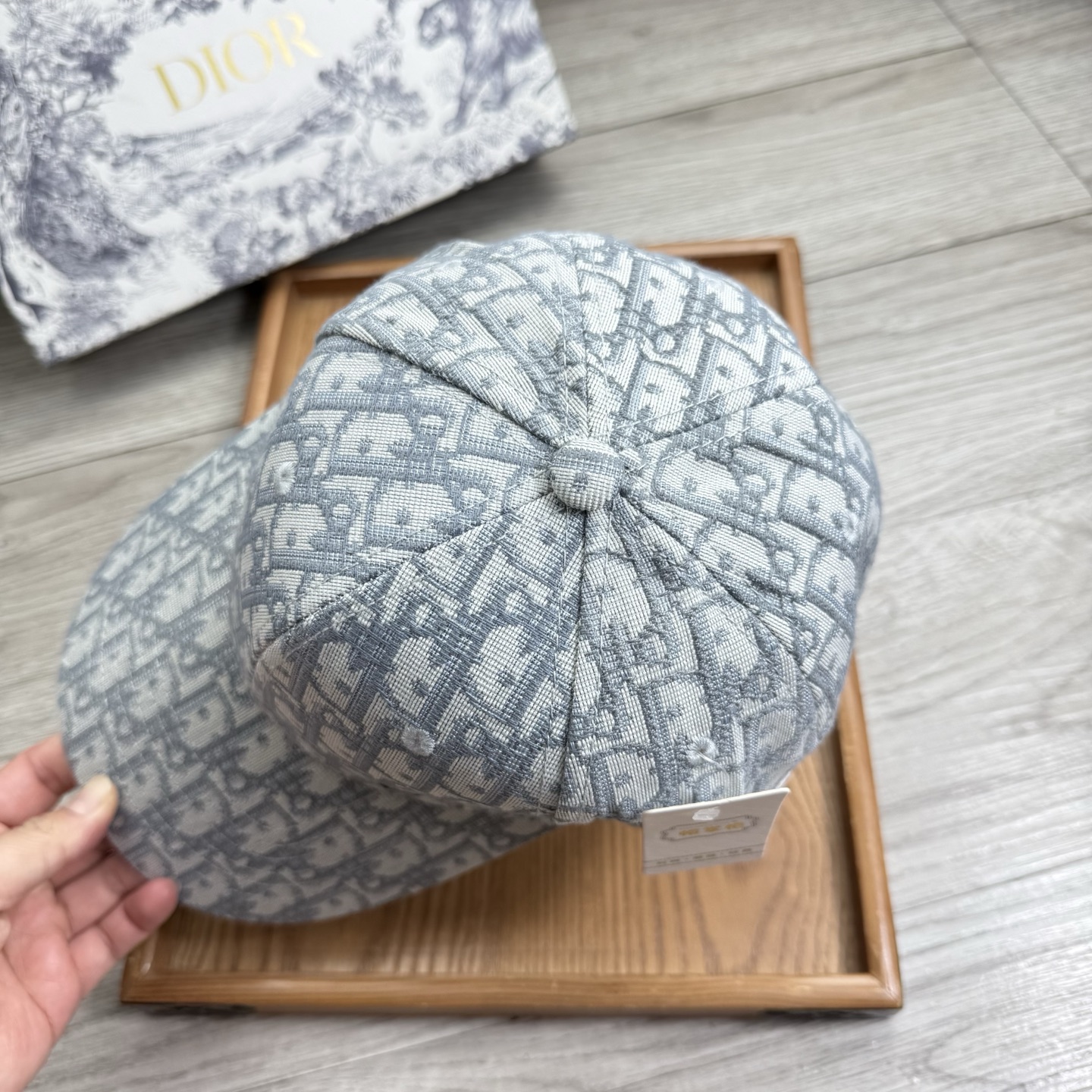 。D家。【配防尘袋】新品棒球帽！材质：纯棉！透气性好！春天挡风，夏天防晒必备单品！颜色大气！款式新颖别致