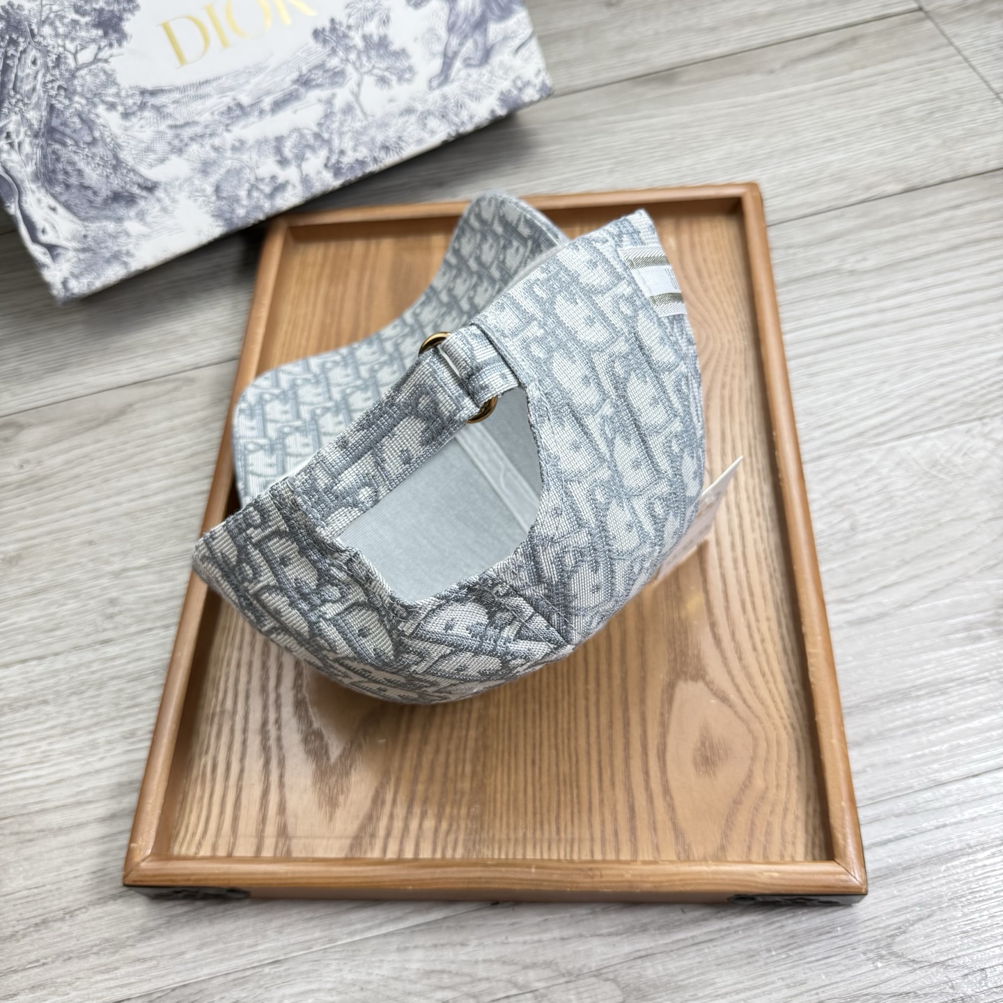 。D家。【配防尘袋】新品棒球帽！材质：纯棉！透气性好！春天挡风，夏天防晒必备单品！颜色大气！款式新颖别致