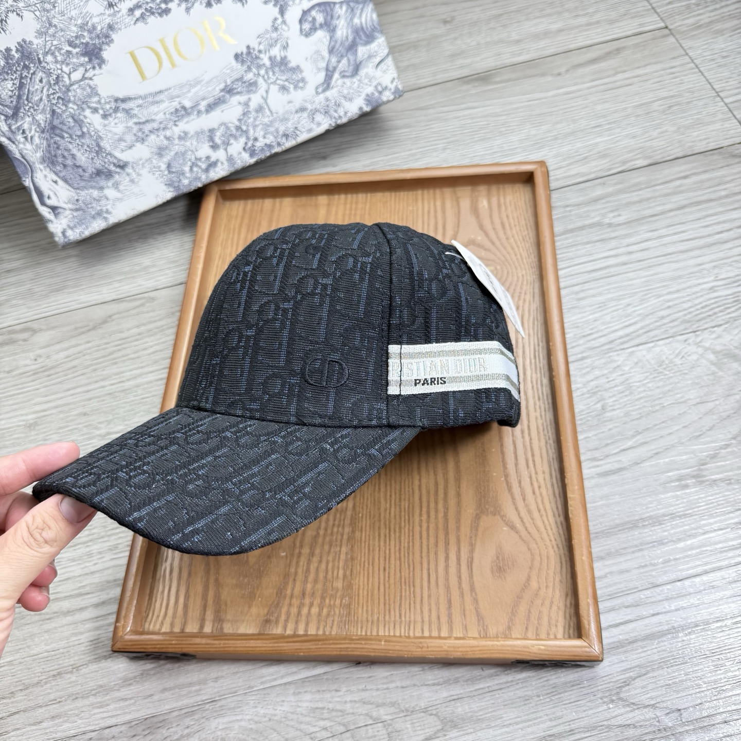 。D家。【配防尘袋】新品棒球帽！材质：纯棉！透气性好！春天挡风，夏天防晒必备单品！颜色大气！款式新颖别致