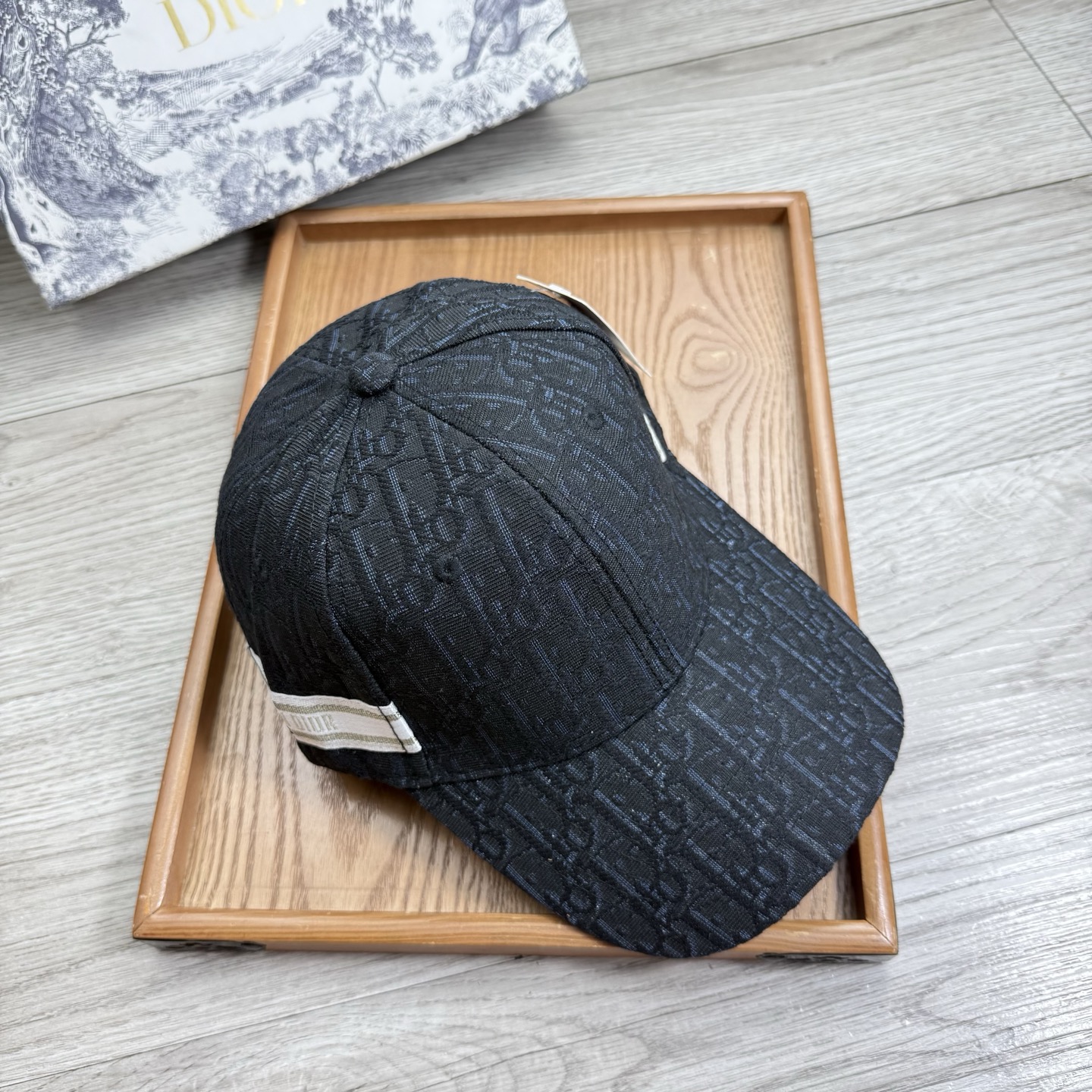 。D家。【配防尘袋】新品棒球帽！材质：纯棉！透气性好！春天挡风，夏天防晒必备单品！颜色大气！款式新颖别致