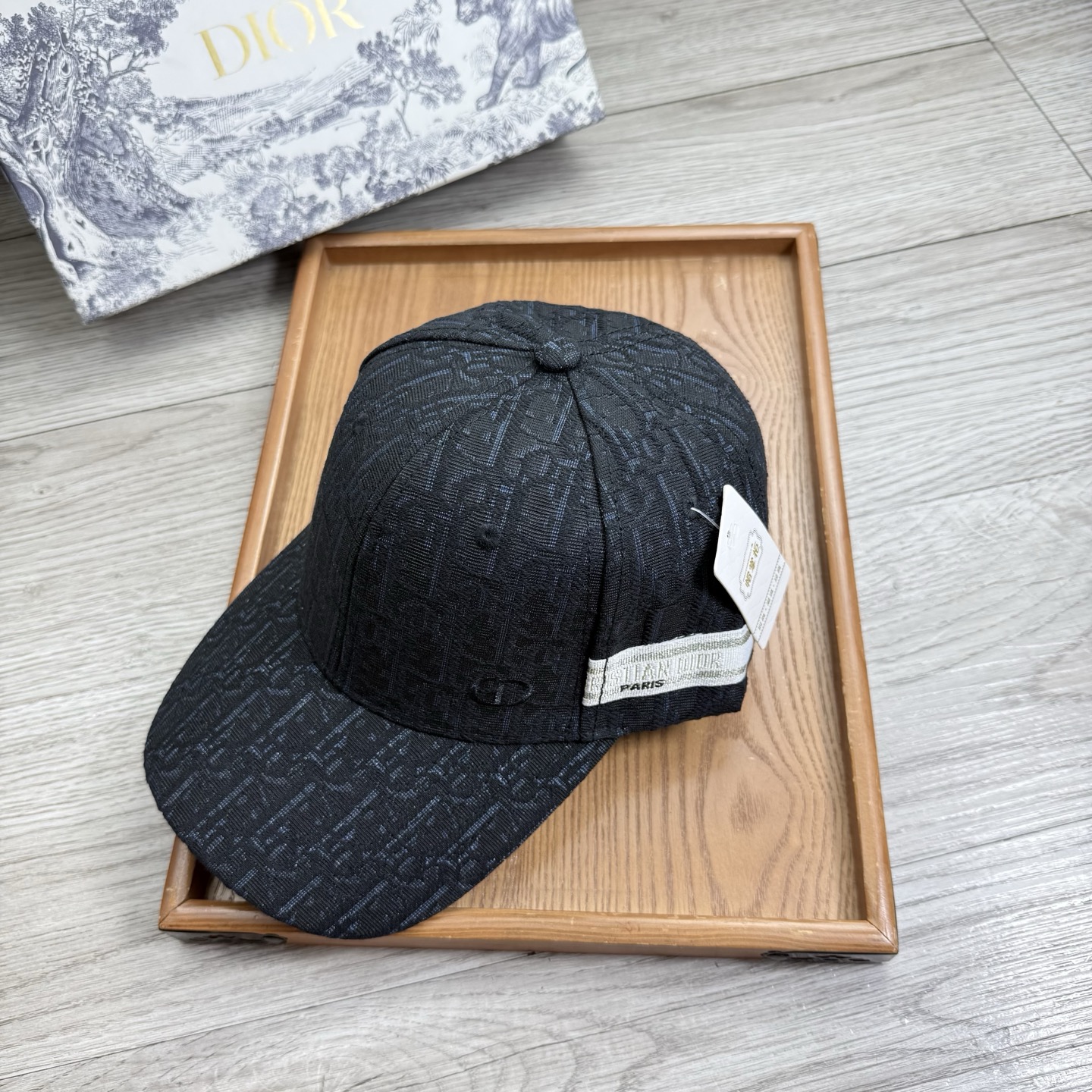 。D家。【配防尘袋】新品棒球帽！材质：纯棉！透气性好！春天挡风，夏天防晒必备单品！颜色大气！款式新颖别致